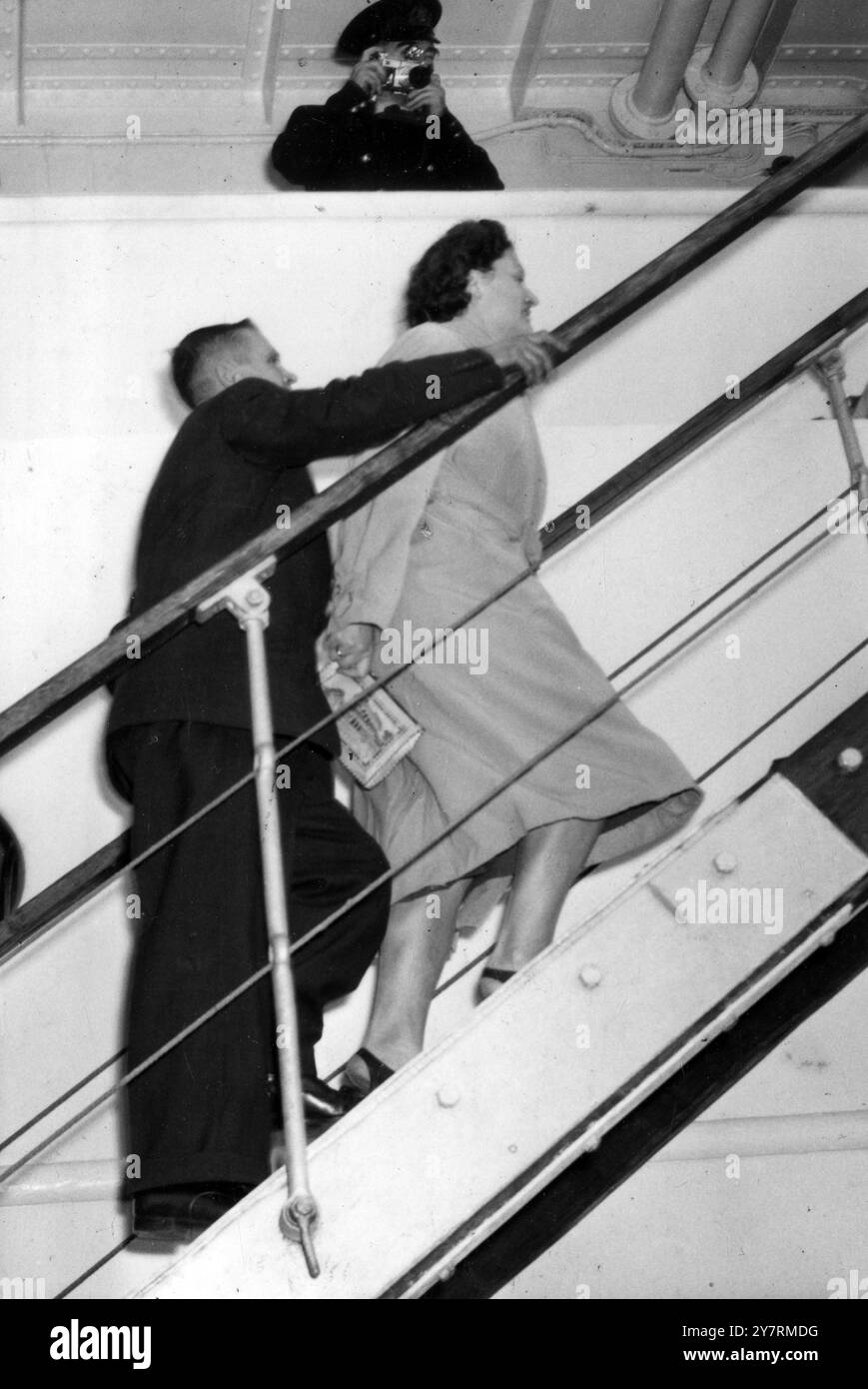 NINA GEHT AN BORD DES RUSSISCHEN SCHIFFES MOLOTOW. 12. Oktober 1956 Surrey Commercial Docks. London. Mrs. Nina Ponomareva, die 27-jährige russische Athletin, die am Marlborough Street Police Court in London angeklagt war, ging heute Nachmittag an Bord des russischen Schiffes Wjatscheslav Molotow an den Surrey Commercial Docks. Sie wurde am Hof entlassen und ging direkt zum Schiff, nachdem sie den Hof verlassen hatte. I.N.P FOTOSHOWS. Frau Nina Ponomareva, die von der britischen Polizei nicht gesucht wurde, nachdem ihr Fall abgewiesen worden war, geht an der S die Gangplatte des russischen Schiffes Wjatscheslaw Molotow hinauf Stockfoto