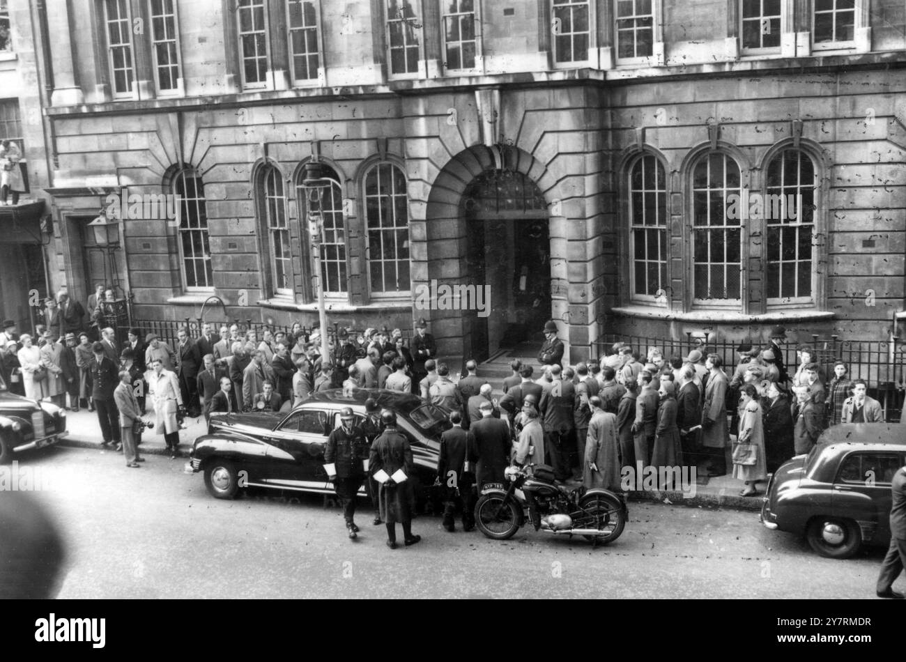 DIE MENGE BEGINNT SICH VOR GERICHT ZU VERSAMMELN, ALS DIE NACHRICHT, DASS DIE RUSSISCHE ATHLETIN VOR GERICHT ERSCHEINT, VERBREITET WIRD London England. Frau Ponomereva, die russische Sportlerin, für die seit einigen Wochen ein Haftbefehl aussteht, erschien heute Morgen vor dem Polizeigericht Marlborough Street, London, um die Anklage wegen Ladendiebstahls zu beantworten. Frau Ponomereva bezeichnete die Anklage nicht schuldig und wählte, den Fall in der Marlborough Street anhören zu lassen und ihn nicht an ein höheres Gericht weiterzuleiten. Die Verteidigung von Mrs. Ponomereva ist Mr. Mervyn Griffiths-Jones. I.N.P FOTO ZEIGT: Eine Menge, die sich außerhalb des Cour versammelte Stockfoto
