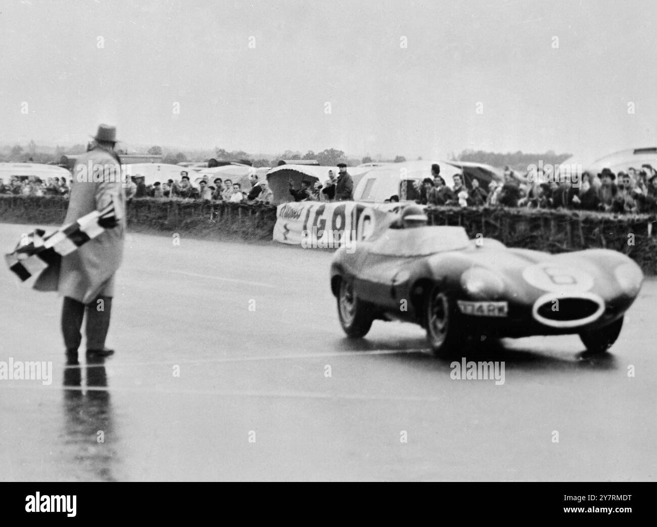 DAS ENDE VON LE MANSLE MANS, FRANKREICH: Mike Hawthorn fährt mit seinem Jaguar ins Ziel, nachdem er das unglückselige 24-Stunden-Rennen von Le Mans gewonnen hat, bei dem mehr als 70 Zuschauer ums Leben kamen, als ein Mercedes-Auto in die Menge stürzte. Hawthorn und sein Beifahrer Ivor Bueb schafften die Rekordbremszeit von 24 Stunden 2 Minuten 57,9 Sekunden für die 307 Runden der 13492-Kilometer-Strecke. Britische Autos gewannen auch den zweiten und dritten Platz, deutsche Autos den dritten und vierten. 12. Juni 1955 Stockfoto