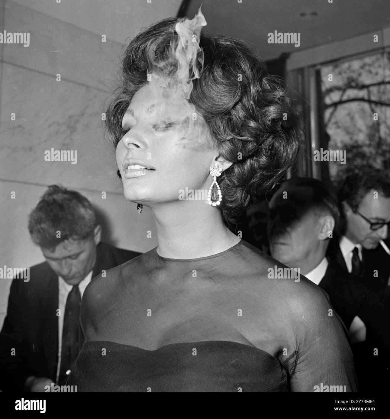 SOPHIA BRENNT...? LONDON: Der Rauch wird aufgehängt und zeigt die Lippen von Italiens liebenswertem Filmstar, SOPHIA LOREN, während sie eine Zigarette genießt während der heutigen Pressekonferenz im Savoy Hotel, wo Charles Chaplin ankündigte, dass Miss Loren gemeinsam mit Hollywoodstar Marlon Brando in einem Film auftritt, in dem Chaplin für eine Hollywood-Firma an Standorten in Großbritannien und dem Kontinent Regie führt. Es ist nicht nötig, die Feuerwehr zu holen, obwohl der 5. November sich nähert, ist es nur Sophia, die beschissene Feueraufsteherin, die sich als römische Kerze ausgibt. 1. November 1965 Stockfoto