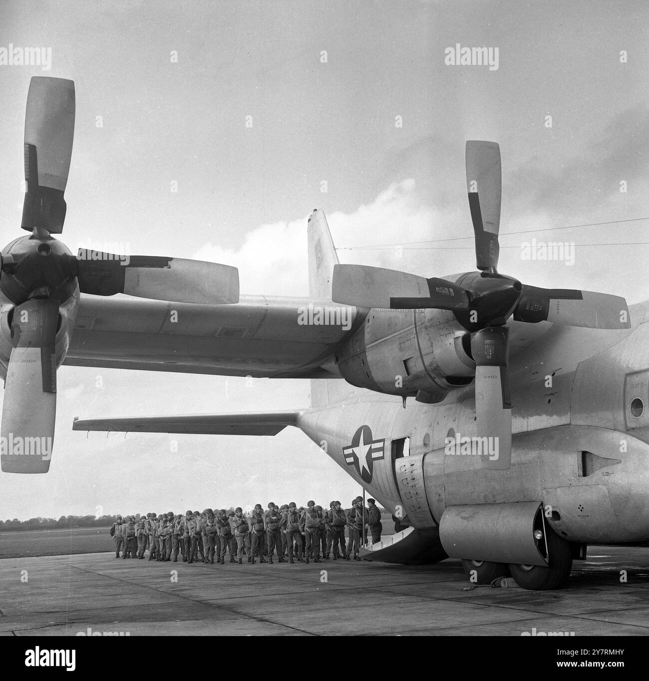 JOINT BRITISH-AMERICAN NATO FALLSCHIRMJÄGER TRIALSRAF ABINGDON, BERKSHIRE, ENGLAND: Die Männer der 16 Fallschirmbrigade, British Army, bereiten sich heute auf ein USAF C-130-Transportflugzeug vor, um über das RAF-Watchfield zu fallen. Während der Gerichtsverfahren wurden Ausrüstung und Truppen fallen gelassen, um die internationale Zusammenarbeit zu testen, wie sie von der NATO in militärischen Übungen festgelegt wurde. 8. November 1965 Stockfoto