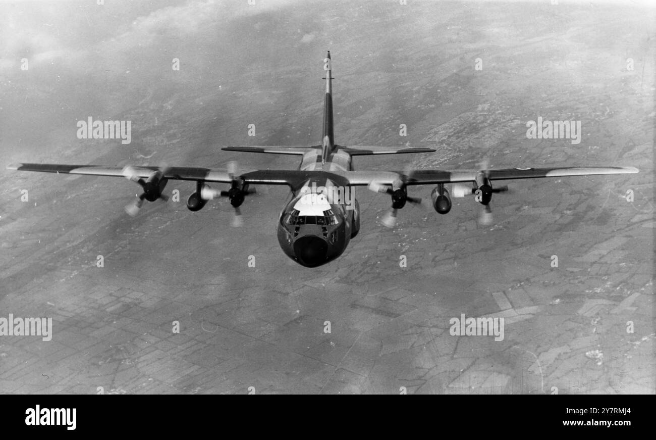 RAF LYNEHAM, WILTSHIRE, ENGLAND: Die erste Staffel des RAF Air Support Command, die das Hercules C Mark 1 Flugzeug mit der Nummer 36 fliegt, wurde nun bei der RAF Lyneham, Wilts, gebildet. Die Einführung der Hercules C-130 - 66 wurde angeordnet - wird die Fähigkeit der taktischen Streitkräfte des Air Support Command erheblich erhöhen. Ein Großteil der Ausrüstung in den amerikanischen Flugzeugen stammt aus britischem Design und Fertigung.25. September 1967 Stockfoto