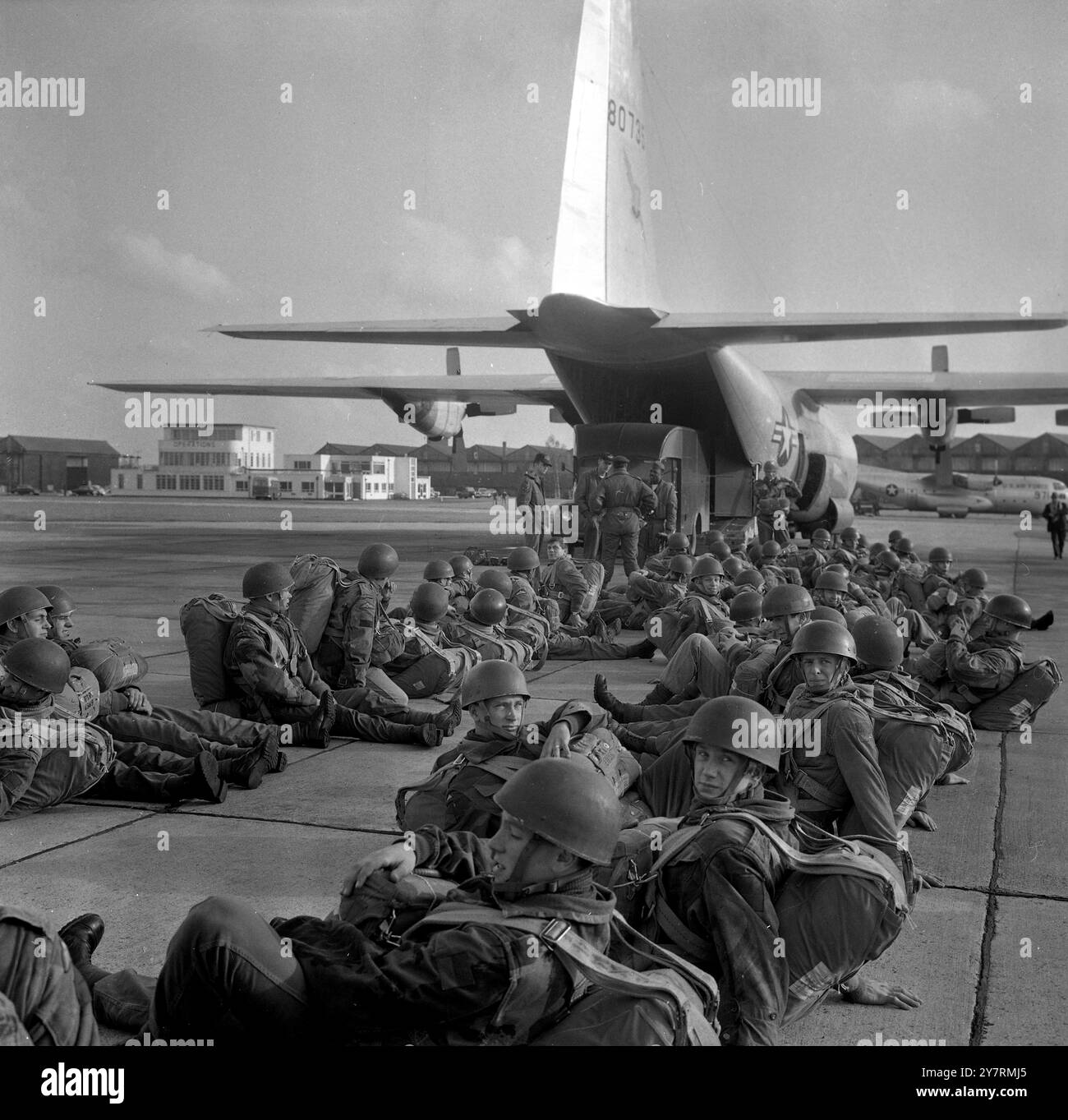 FALLSCHIRMJÄGER FALLEN AUS, BEVOR SIE OUTRAF ABINGDON, BERKSHIRE, ENGLAND ABWERFEN: Männer der 16 FALLSCHIRMBRIGADE, British Army, die heute in den gemeinsamen britischen und amerikanischen NATO-Kompatibilitätsprüfungen in einem USAF C-130-Transportflugzeug für einen Sturz über das RAF-Watchfield gestürzt wurden. Ausrüstung und Truppen wurden während der Prozesse fallen gelassen, um die internationale Zusammenarbeit bei militärischen Übungen der NATO zu testen. 8. November 1965 Stockfoto