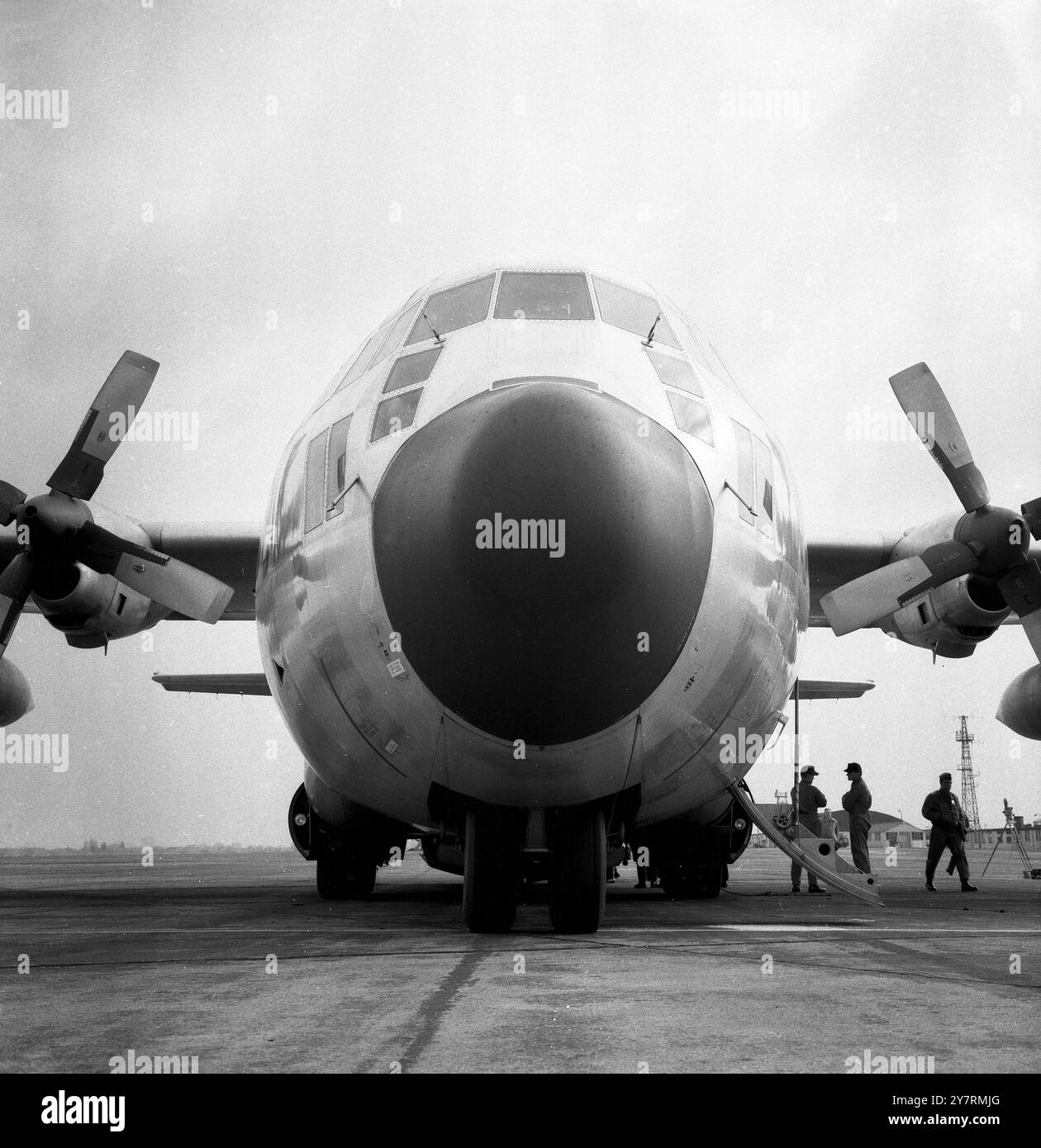HERCULES - KOPF AUF VIEWNORTHOLT, MIDDX, ENGLAND : Ein C-130 E-Typ Hercules Truppenträger - von der Nase aus abgebildet - ging heute auf der Northolt RAF-Basis auf Herz und Nieren. Die US Air Force gab der Presse einen "Blick" auf die umstrittenen Flugzeuge, die die Regierung von den USA für die RAF kaufen soll. Das Flugzeug, angetrieben von vier Allison-Turboprop-Motoren, machte einen Low-Level-Flug über das Flugfeld und führte später hochmotorisierte Starts durch. Er fegte hinein und zog nach oben, mit seinen reversiblen Schubpropellern in weniger als 500 Metern. 15. Februar 1965 Stockfoto