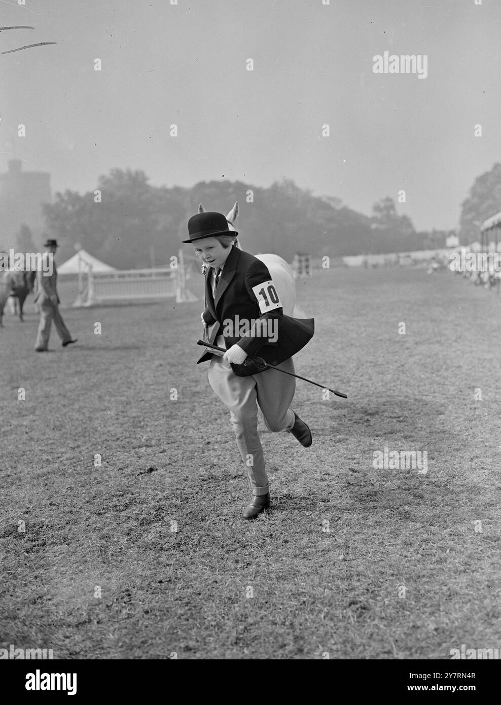 LADY ANNE ÜBERNIMMT DIE HAUPTROLLE Lady ANNE FITZALAN - HOWARD , junge Tochter des Herzogs und der Herzogin von Norfolk , trabt ihr PONYSILBER bei der Royal Windso Horse Show , Home Park , Windsor Castle , als sie an der Klasse 23 ( Childs Pony ) teilnahmen - einer Veranstaltung für Kinder , die 1937 oder später geboren wurden . MAI 1949 Stockfoto