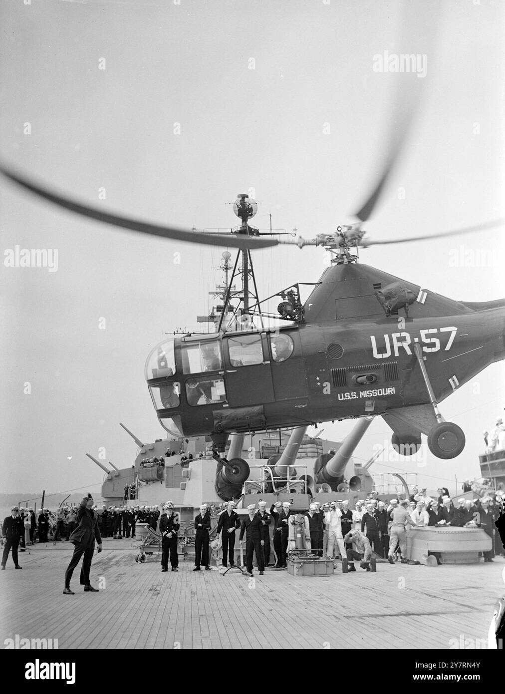 DER ADMIRAL GEHT WEG - U. Kurz nachdem das 45.000-Tonnen-Schlachtschiff Missouri und neun weitere Schiffe der 1949 Midshipmen's Practice Squadron der United States Navy in Spithead eintreffen, um Portsmouth zu besuchen, rief Konteradmiral Allan E. Smith den Lord Mayor of Portsmouth per Hubschrauber an . Das Flugzeug startete vom Deck des Schlachtschiffs und landete bei Southsea Common. An Bord der Missouri wurde die Kapitulation der Japaner im September 1945 in der Bucht von Tokio unterzeichnet. Dies ist der erste Besuch des Missouri in England, und sie wird von f Stockfoto