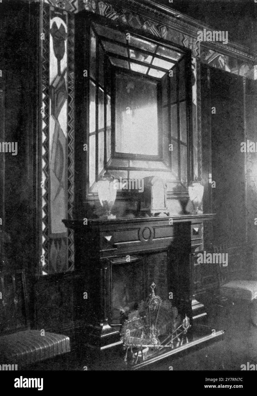 Futurismus in Möbeln : der Kamin im Speisesaal der Countess of Drogheda, 40 Wilton Crescent, London, England. Der Kamin ist im futuristischen Stil von Herrn Percy Wyndham Lewis dekoriert und besteht aus schwarzem perlenbesetztem Glas mit farbigen futuristischen Paneelen. Auf dem Kaminsims befinden sich zwei Vasen (eine an jedem Ende), die ab dem 7. März 1914 angezündet werden Stockfoto