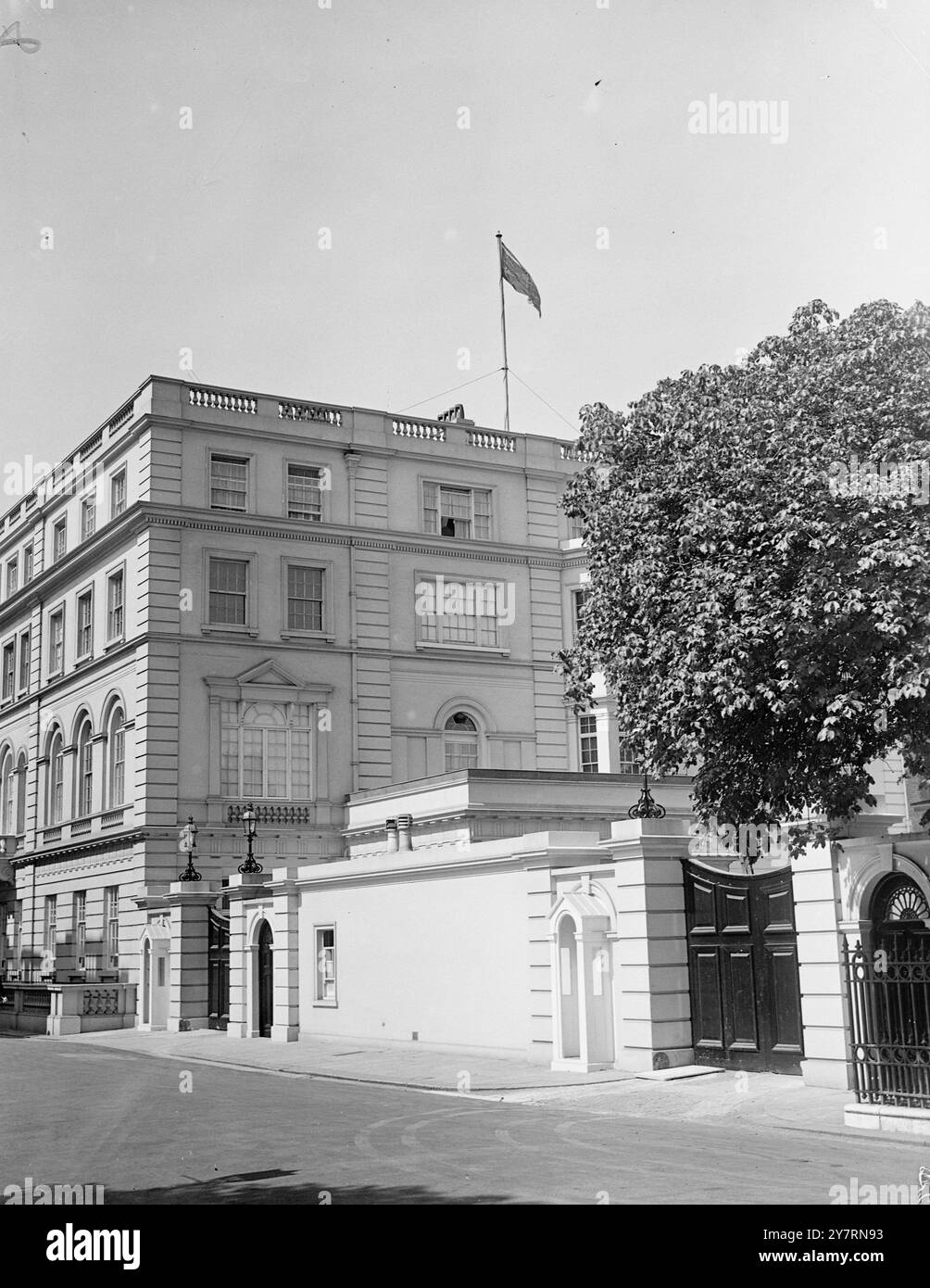 PRINZESSIN ELIZABETH BEWEGT SICH NACH dem persönlichen Standard von Prinzessin Elizabeth ( das königliche Label ) wie sie von einem flagstaff über Clarence House, St flattert . James's Palace , was bedeutet , dass Prinzessin Elizabeth und der Herzog von Edinburgh offiziell ihren Wohnsitz in ihrem Londoner Haus bezogen haben . Das Haus , das der Prinzessin vom König als Residenz für Gnade und Gnade geschenkt wurde , war früher das Zuhause des Herzogs von Connaught , der 1942 im Alter von 92 Jahren starb . Die Umgestaltung in ein modernes königliches Haus ist noch im Gange. Juli 1949 Stockfoto
