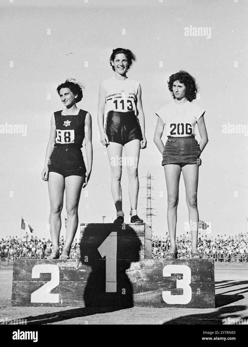 BRITISCHES MÄDCHEN GEWINNT 100 METER BEI MACCABIAH 9,53. Miss Irene Laderman aus Großbritannien gewann letzte Woche das Finale der 100-Meter-Strecke der Frauen im Makkababiah, das in Israel ausgetragen wurde. I.N.P. Foto zeigt 1. Miss Irene Laderman, Großbritannien, 12,7 Sekunden; 2. Miss R. Abel, Südafrika, 13,0 Sekunden; 3. Miss Dalia Kleinman, Israel, 13,2 Sekunden. Fotos Von Internationalen Nachrichten Stockfoto