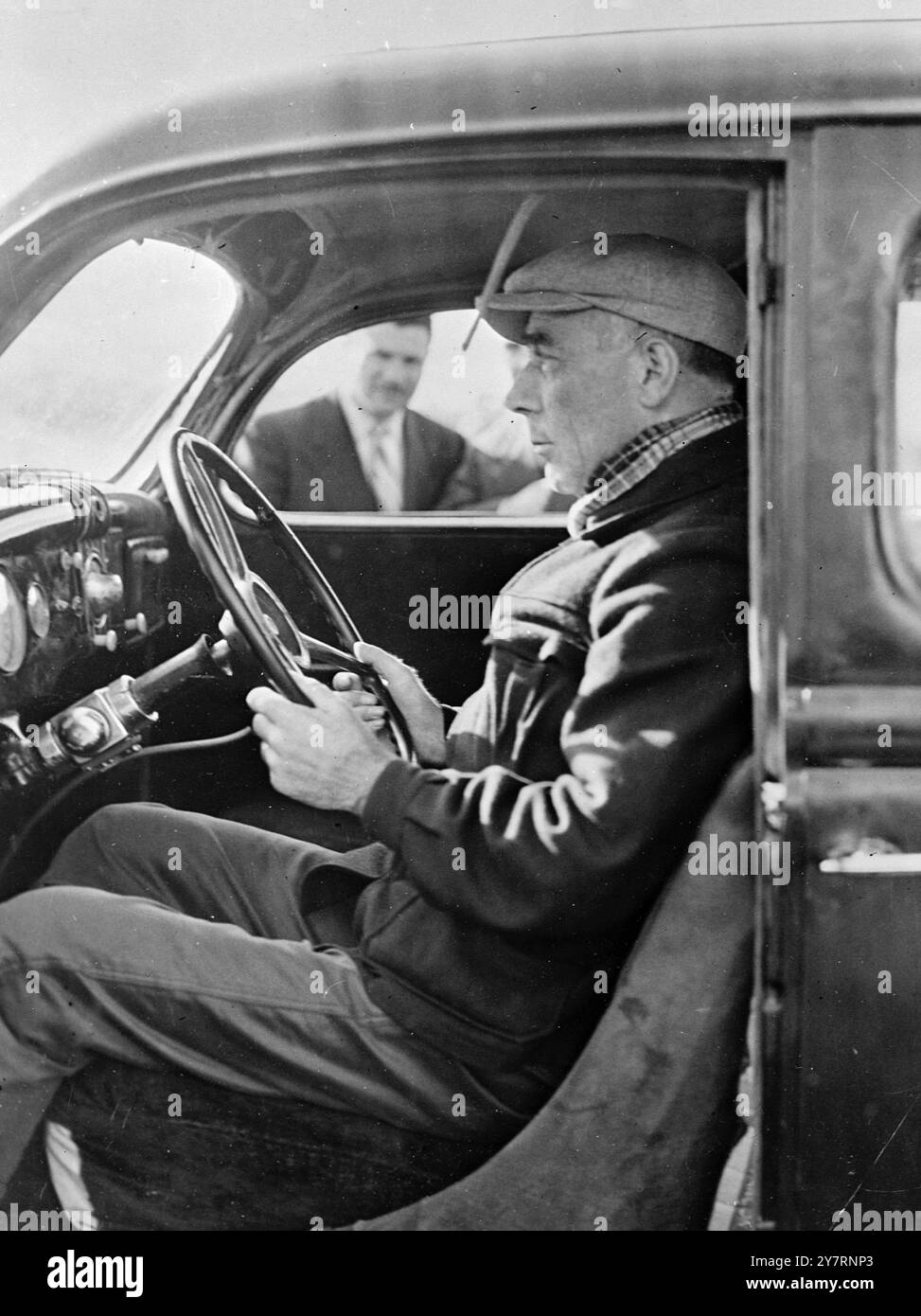 RENNFAHRER RISKIEREN LEBEN, UM DAS SICHERE LENKRAD ZU TESTEN 24.9,53. Der französische Rennfahrer Gil Delamare riskierte sein Leben am Dienstag, als er mit 50 km/h ein Auto abstürzte, um ein neues Lenkrad zu testen, das das Verletzungsrisiko für die Fahrer, die an einem Unfall beteiligt waren, verringern sollte. Beim Aufprall wird das Rad vom Fahrer weg zur Motorhaube geschoben und die Zündung des Fahrzeugs wird automatisch ausgeschaltet, um die Brandgefahr zu minimieren. Das I.N.P.-Foto zeigt das Lenkrad in normaler Fahrposition. SIEHE BEGLEITBILDER 71365 UND 71366 Stockfoto