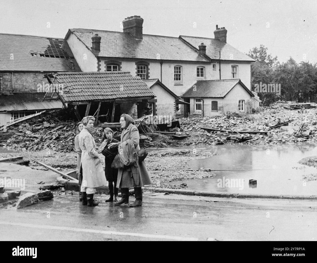 UNVERGLEICHLICHE ZERSTÖRUNGEN, WÄHREND DIE ÜBERSCHWEMMUNGEN DAS WEST COUNTRY TREFFEN. Dulverton, Somerset: Typische Szene in Dulverton, als Hochwasser nach den großen Stürmen über North Devon und West Somerset über die Stadt fegte. Die Szenen der Überschwemmungen waren in der Geschichte des West Country unvergleichlich. Mehrere Menschenleben sind verloren gegangen, und Hochwasser hat Schäden verursacht, die Tausende von Pfund gekostet haben. August 1952 Stockfoto