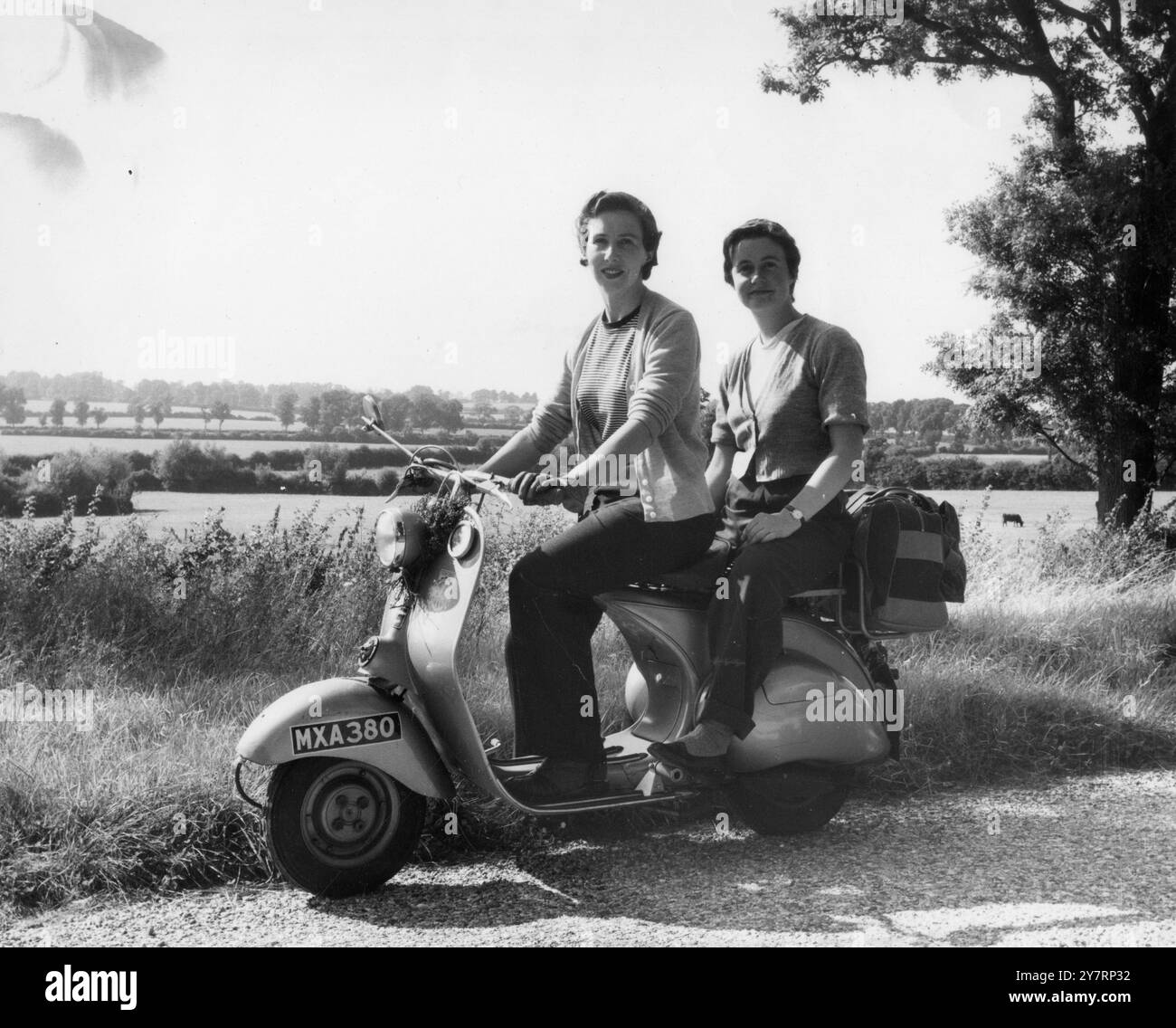 Zwei Frauen fahren auf dem Land auf einem Vespa-Roller Stockfoto