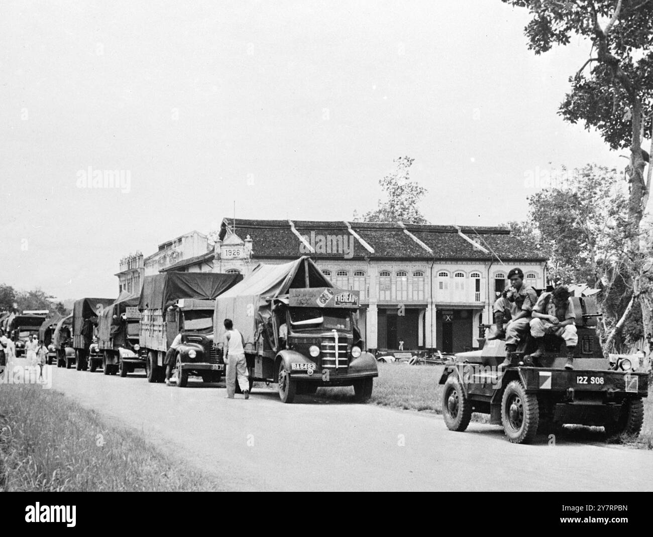 MAYLAYA IN DER BALANCE - 19-9-53 - 79 - 71259 - MAYLAYA ist wieder der Mittelpunkt der Welt. Wirtschaftliche Probleme, die dieses Land jetzt erschüttert durch den kommunistischen Terrorismus heimsuchen. Ein großer Preisrückgang bei GUMMI, TIN, führte bereits zur Schließung einiger Ländereien und - und PALMÖL, die wichtigsten Einkommensprodukte des Landes - Bergwerke, was große Arbeitslosigkeit hinterließ. Ein daraus resultierender Mangel an Vertrauen in die Regierung Maylayen könnte unweigerlich folgen. Dies würde nur die Gemeinschaft - Sache - verbessern und die Anstrengungen der Männer von Maxy - Rassen vergeblich machen, von denen einige ihr Leben verloren haben Stockfoto