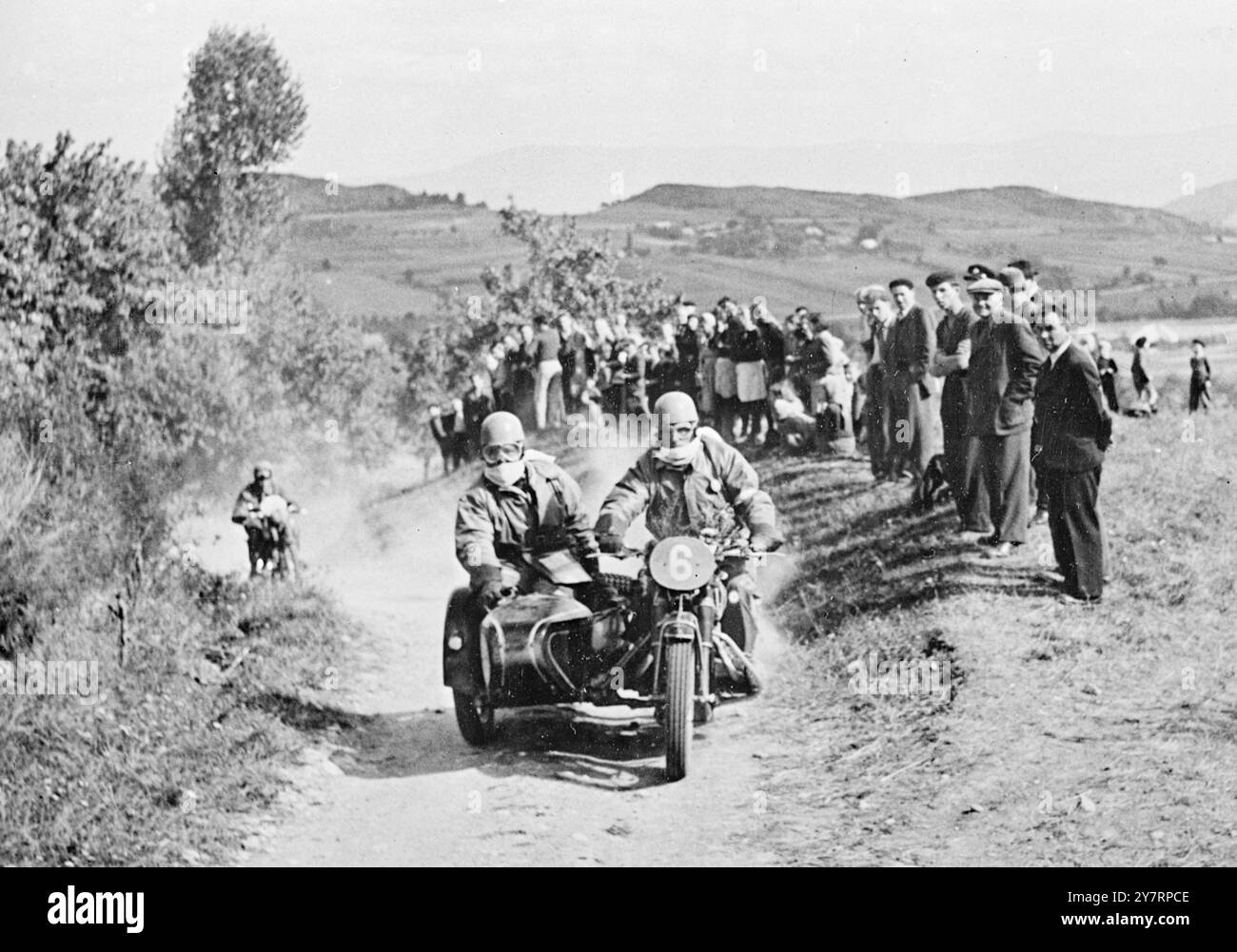 DER 28. INTERNATIONALE SECHSTÄGIGE MOTORRADWEG 18.9,53. Am 15. September wurde in Gottwaldov, Mähren, der Start des 28. Internationalen sechstägigen Motorradrennens gestartet. Unter den Teilnehmern waren Rumänien, Ungarn, Polen, Deutschland, Holland, Großbritannien, Schweden, Österreich und Westdeutschland. I.N.P. FOTO ZEIGT: Van der Noll, Holland auf einem BM 590 Beiwagen auf der Strecke. Fotos Von Internationalen Nachrichten. Stockfoto