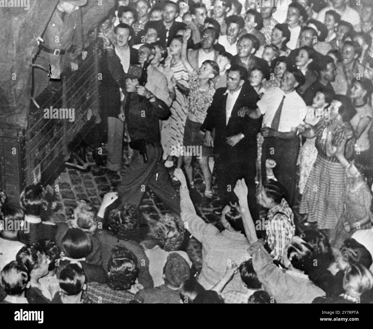 FOTO PER FUNK - MOB DROHT VERHAFTETE RÜHRWERKE - 4,9.53. I.N.P. Fotoshows - ein wütender Mob in Coburg-Bayern - bedroht kommunistische Agitatoren, die in Polizeiwagen gebündelt wurden. - 85/PJ/70942 - Fotos der internationalen Nachrichten - BILD IM RADIO. GEBÜHR: TAGESZEITUNGEN & ABENDE £12 OD. - PROVINCIAAS - £6 - 6s OD. Stockfoto