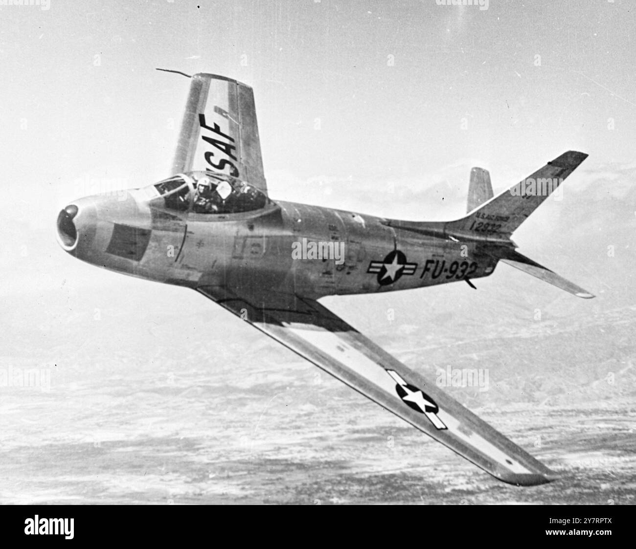 F-86F SABRE JET , 10.9,53. I.N.P. FOTO ZEIGT: Der Air Force North American F-86 Sabre Jet wurde für die Jagd auf feindliche Flugzeuge über 40.000 Fuß oder Bombenziele von Baumspitzen gebaut und ist ein vielseitiger, fesselnder Jagdbomber. Der F-86F ist der dritte in der Reihe der Sabre Jet-Jagdflugzeuge und verfügt über einen leistungsstarken General Electric J-47-Motor. Stockfoto F-86F SABRE JET , 10.9,53. I.N.P. FOTO ZEIGT: Der Air Force North American F-86 Sabre Jet wurde für die Jagd auf feindliche Flugzeuge über 40.000 Fuß oder Bombenziele von Baumspitzen gebaut und ist ein vielseitiger, fesselnder Jagdbomber. Der F-86F ist der dritte in der Reihe der Sabre Jet-Jagdflugzeuge und verfügt über einen leistungsstarken General Electric J-47-Motor. Stockfoto