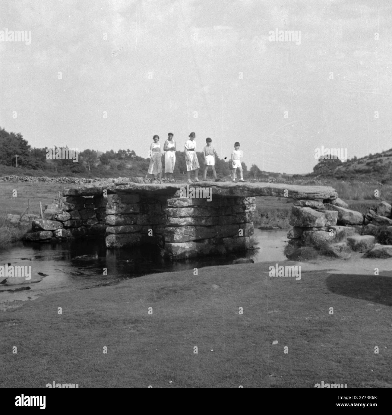 ALTE BRÜCKE - I.N.P. Foto zeigt eine der Jahrhunderte alten Postbrücken - die noch heute auf Dartmoor genutzt werden können, Devon. - PJ/70748 - Fotos der internationalen Nachrichten Stockfoto