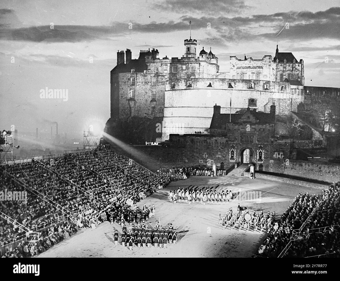 MILITÄRTÄTOWIERUNG AUF EDINBURGH CASTLE - 26.8,53. Das siebte Edinburgh International Festival of Music and Drama wurde am Sonntag eröffnet. WIE in den vergangenen Jahren wird ein Militär-Tattoo auf Edinburgh Castle inszeniert. Das I.N.P.-Foto zeigt Eine allgemeine Ansicht des Militärtattoos, das im historischen Edinburgh Castle gehalten wird. - 60/PJ/70765 - Fotos der internationalen Nachrichten Stockfoto