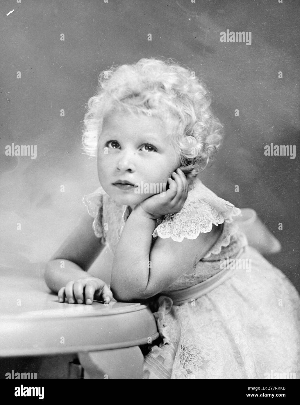 PRINZESSIN ANNE's DRITTER GEBURTSTAG H.R.H. Prinzessin Anne ist drei Jahre alt am Samstag, 15. August 1953. Das Foto zeigt in diesem neuen Porträt der Prinzessin, aufgenommen von Marcus Adams, trägt sie das Kleid aus cremefarbener französischer Nadelspitze über Chiffon und Taft, das sie AM Tag der KINNKRÖNUNG trug. Die Kette aus acht echten Perlen an einer Platin-Kette gehört der Königin. Die Brosche, ein Kreis aus Rubinen und Diamanten, war ein Geschenk von Königin Mary an die Königin, als sie ein Kind war. Fotos Von Internationalen Nachrichten Stockfoto