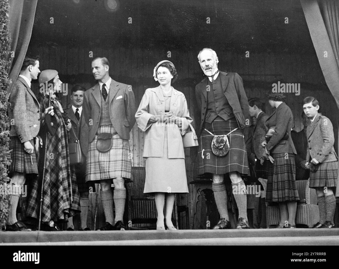 LORD CARNEGIE MIT DER KÖNIGLICHEN FAMILIE BEI 1952 HIGHLAND GAMES waren die Queen und der Duke of Edinburgh bei der Eröffnung der Highland Games in Braemer am 4. September 1952 anwesend. Der Herzog von Edinburgh trug einen Kilt. Fotoshows bei den Highland Games in Braemar. Von links nach rechts: Lord Carnegie, Mrs. Farquharson von Invercauld, der Herzog von Edinburgh, die Königin, der Marquis von Aberdeen und im Hintergrund der Herzog von Kent, Prinzessin Margaret und Prinz Michael von Gloucester. 4. September 1952 Stockfoto