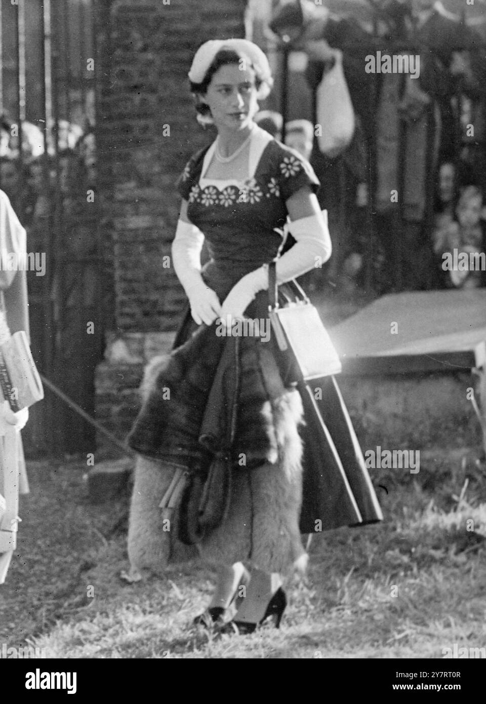 Nachdem Prinzessin Margaret ihre Mutter gebeten hatte, über das Grün zu schneiden, weil sie am falschen Tor Halt machten, beschloss sie, zu warten, bis der Rev Canon Whytehead ihnen begegnet ist.3. August 1953 Stockfoto