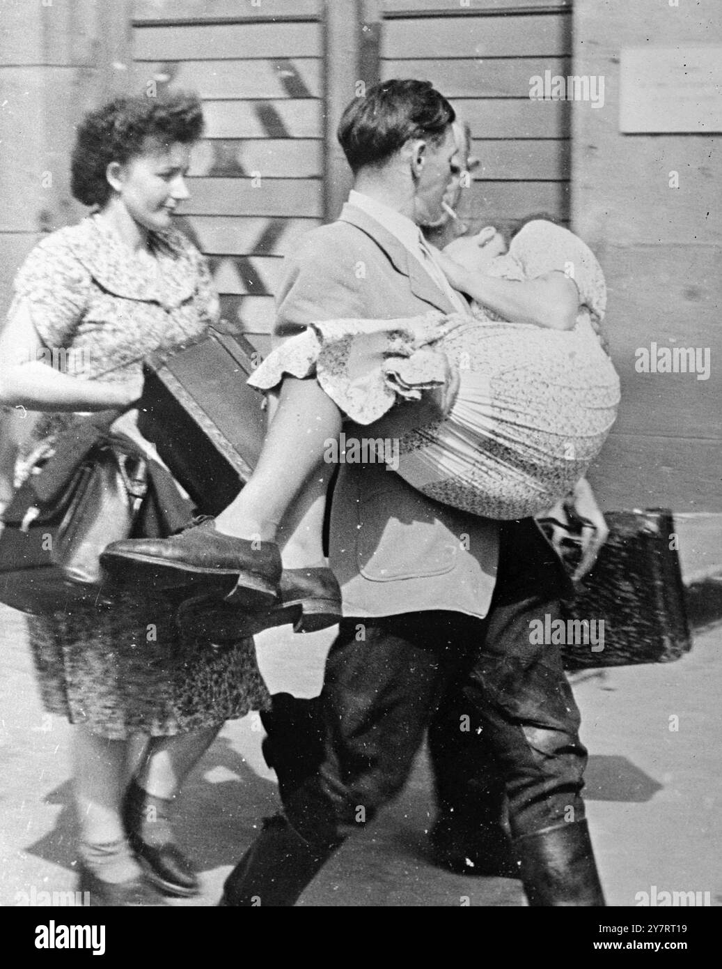 OSTBERLINER STÜRMEN GEGEN WEST-BERLIN, UM KOSTENLOS ZU ESSEN. 3,8.53. Hunderttausende Ostdeutsche stürmten diese Woche nach West-Berlin, um freie Nahrung zu suchen. Nach stundenlanger Fahrt mit dem Zug verlief die Stimmung manchmal kurz, gefolgt von stundenlangem Stehen und Warteschlangen für „kostenloses Essen“. Gelegentlich, als der Versorgungsquelle das Schmalz oder die Milchkonserven ausging und die Lkws vom Hauptzentrum aus beeilen mussten, murrten die Easterners ein wenig. Als dann die knappen Artikel endlich ankamen, ging die Zeile wieder vorwärts. Als dies geschah, drückten die Ostländer einander in ihre Angst, es zu bekommen Stockfoto