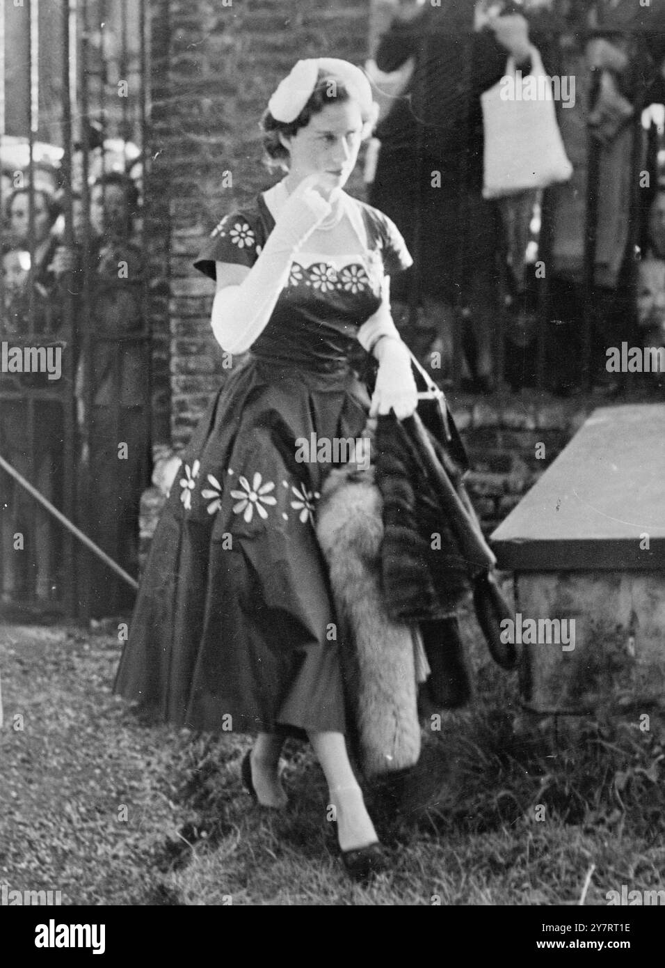FOTO ZEIGT, als die königliche Party in der St. Nikolaus Kirche ankam, hielten sie am falschen Tor an, und unser Bild zeigt Prinzessin Margaret, die Königin Elizabeth, die Königin Mutter, bittet, über das Grün zu schneiden.3. August 1953 Stockfoto
