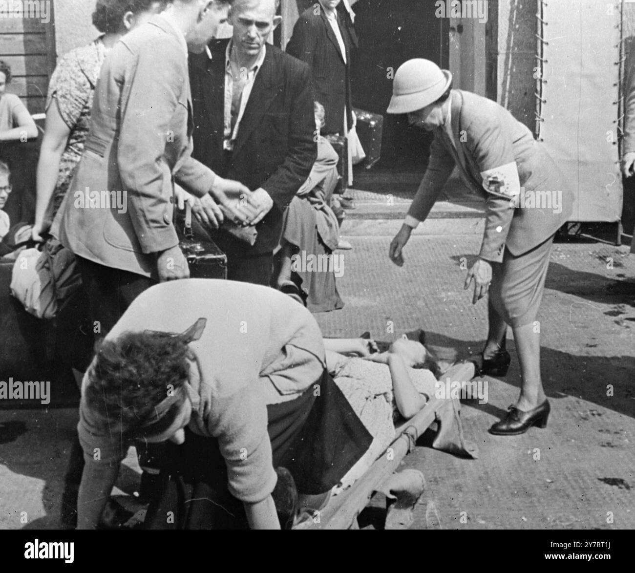 OSTBERLINER STÜRMEN GEGEN WEST-BERLIN, UM KOSTENLOS ZU ESSEN. 3,8.53. Hunderttausende Ostdeutsche stürmten diese Woche nach West-Berlin, um freie Nahrung zu suchen. Nach stundenlanger Fahrt mit dem Zug verlief die Stimmung manchmal kurz, gefolgt von stundenlangem Stehen und Warteschlangen für „kostenloses Essen“. Gelegentlich, als der Versorgungsquelle Schmalz oder Milchkonserven ausging und LKWs zusätzliche Vorräte aus dem Zentrum holen mussten, murrten die Easterners ein wenig. Als dann die knappen Artikel endlich ankamen, ging die Zeile wieder vorwärts. Als dies geschah, drückten die Ostländer einander in ihre Angst, es zu bekommen Stockfoto