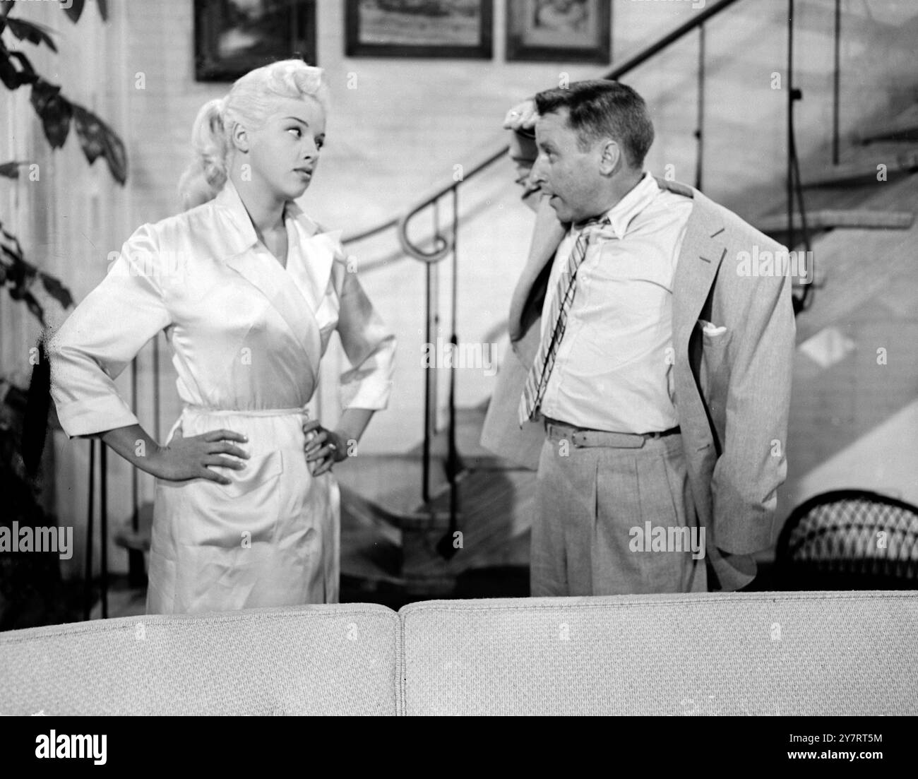 Hollywood , Kalifornien : Diana Dors , die britische Schauspielerin mit dem Schauspieler George Gobel am Set für den RKO-Film I Married a Woman , der 1956 in Hollywood gedreht wurde Stockfoto