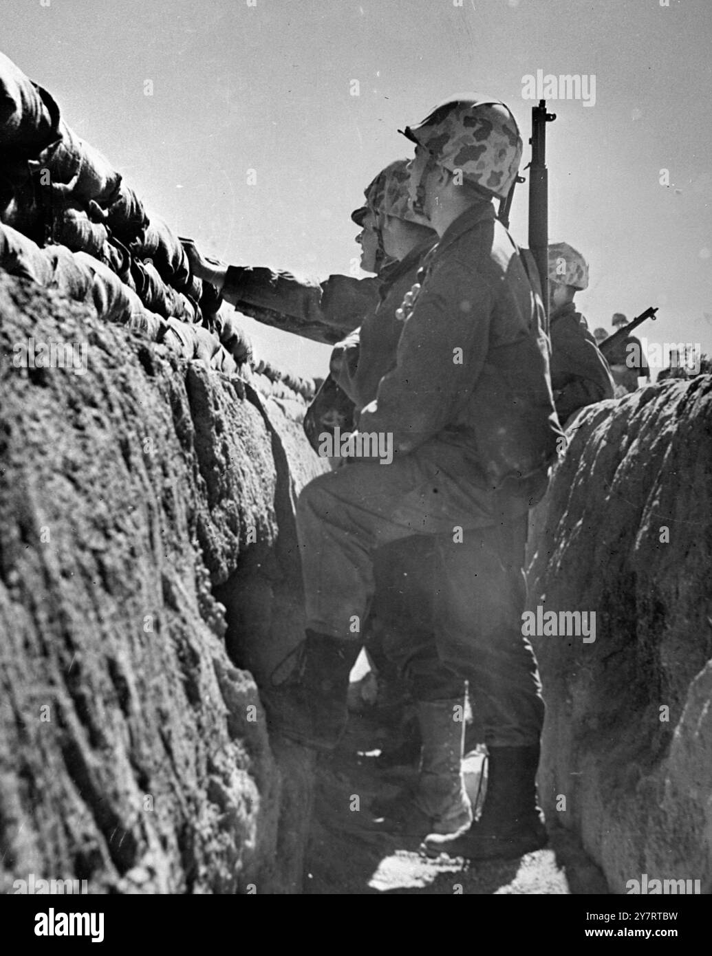 Marines im Foxhole starren auf den Feuerball des Atombombentests auf dem AEC-Testgelände in Nevada, USA. Später untersuchten sie die Vorwärtsexplosion der Bombe.24. April 1952 Stockfoto