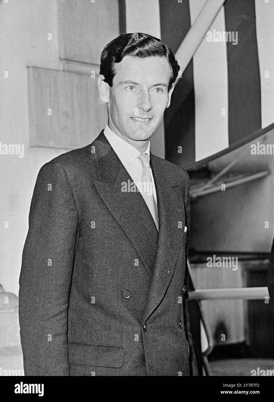 GERÜCHTE VERBINDEN PRINZESSIN MARGARETS NAMEN MIT GRUPPENKAPITÄN PETER TOWNSEND ERNEUT 7,3.55. Die Gerüchte in London verbinden den Namen Prinzessin Margaret wieder mit dem Namen von Group Captain Peter Townsend, British Air Attache in Belgien. Wenn die Prinzessin entscheidet, den Group-Captain zu heiraten, muss sie ihr Recht auf den dritten Thron abgeben, denn Group Captain Peter Townsend ist ein geschiedener Mann. FOTO ZEIGT:- Gruppenkapitän Peter Townsend, der die britische Botschaft in Brüssel nach seiner Ernennung zum Luftwaffenposten verließ. 18. Juli 1953 Stockfoto