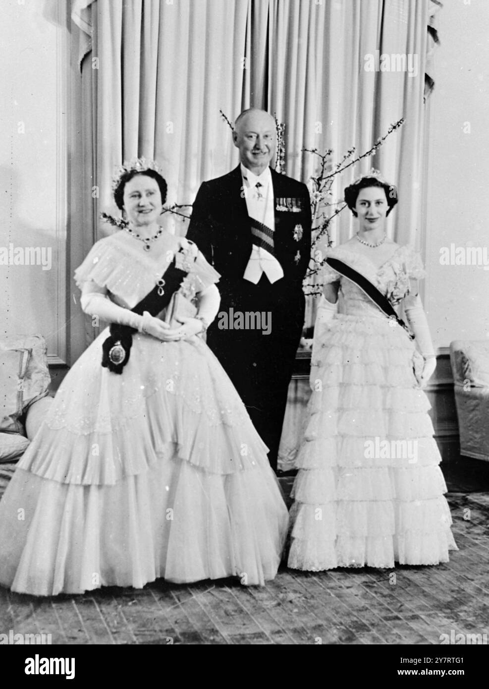 PRINZESSIN MARGARET BEIM BALLA Young People Ball fand im Government House in Salisbury, Südrhodesien für Prinzessin Margaret und die Königin Mutter statt. Das Foto zeigt Major General Sir John Kennedy, Gouverneur von Südrhodesien, der dieses Jahr in den Ruhestand geht, mit der Königin Mutter und Prinzessin Margaret am Ball. 16. Juli 1953 Stockfoto