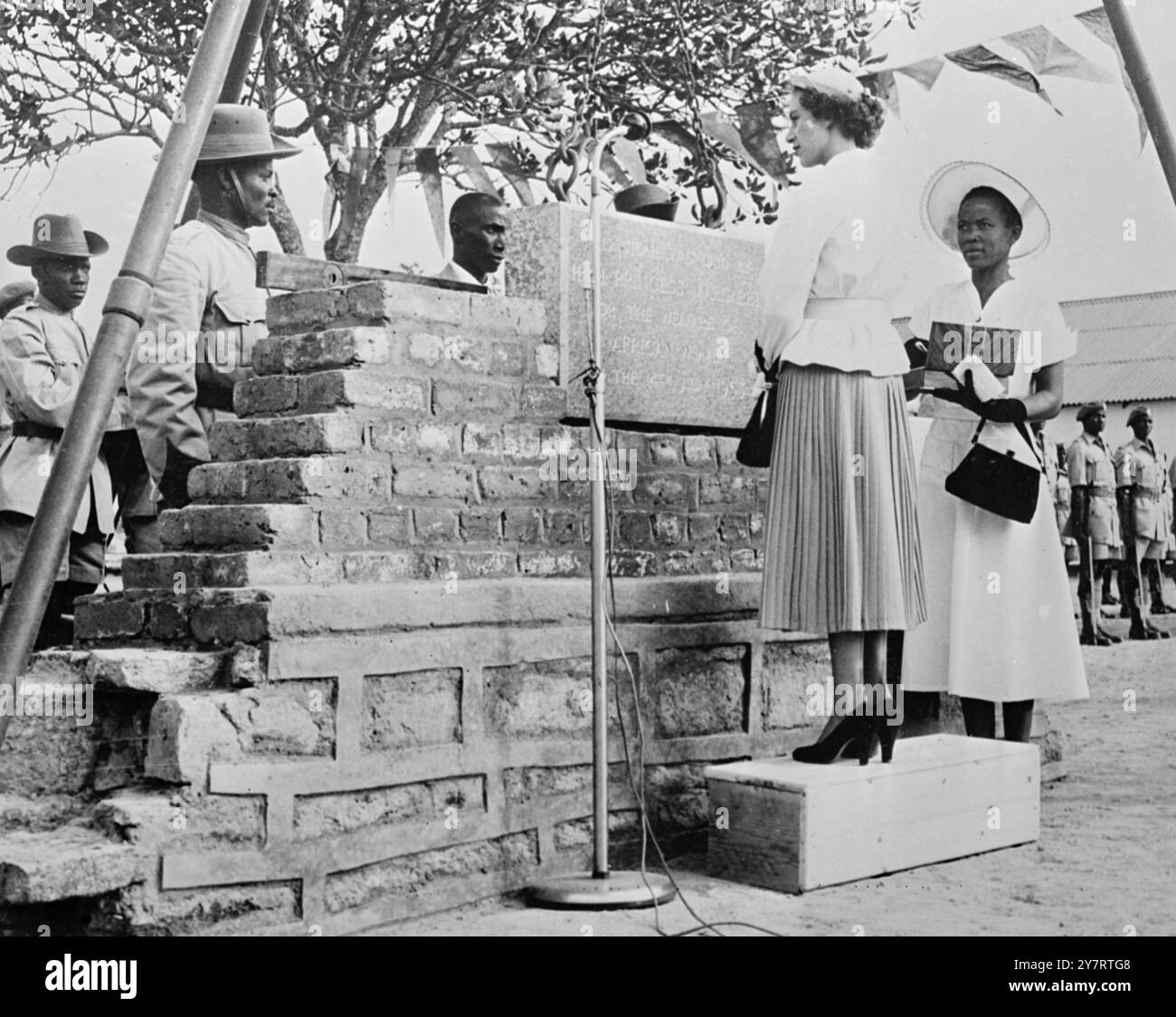 PRINZESSIN MARGARET LAYS FOUNDATION STONE OF AFRICAN WOMEN's CLUBPhotot zeigt HRH Prnincess Margaret, der den Grundstein für einen neuen afrikanischen Frauenclub in Mrewa legt. 16. Juli 1953 Stockfoto