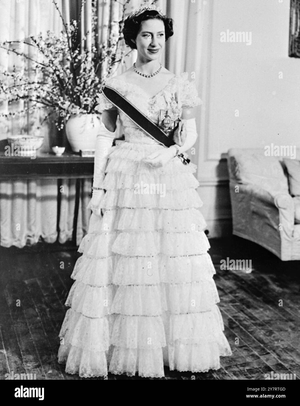 PRINZESSIN MARGARET BEIM BALLA Young People Ball fand im Government House in Salisbury, Südrhodesien für Prinzessin Margaret und die Königin Mutter statt. Das Foto zeigt Prinzessin Margaret, gekleidet für den Ball, trägt die Broschenporträts der Königin und ihres Vaters, des verstorbenen Königs. 16. Juli 1953 Stockfoto