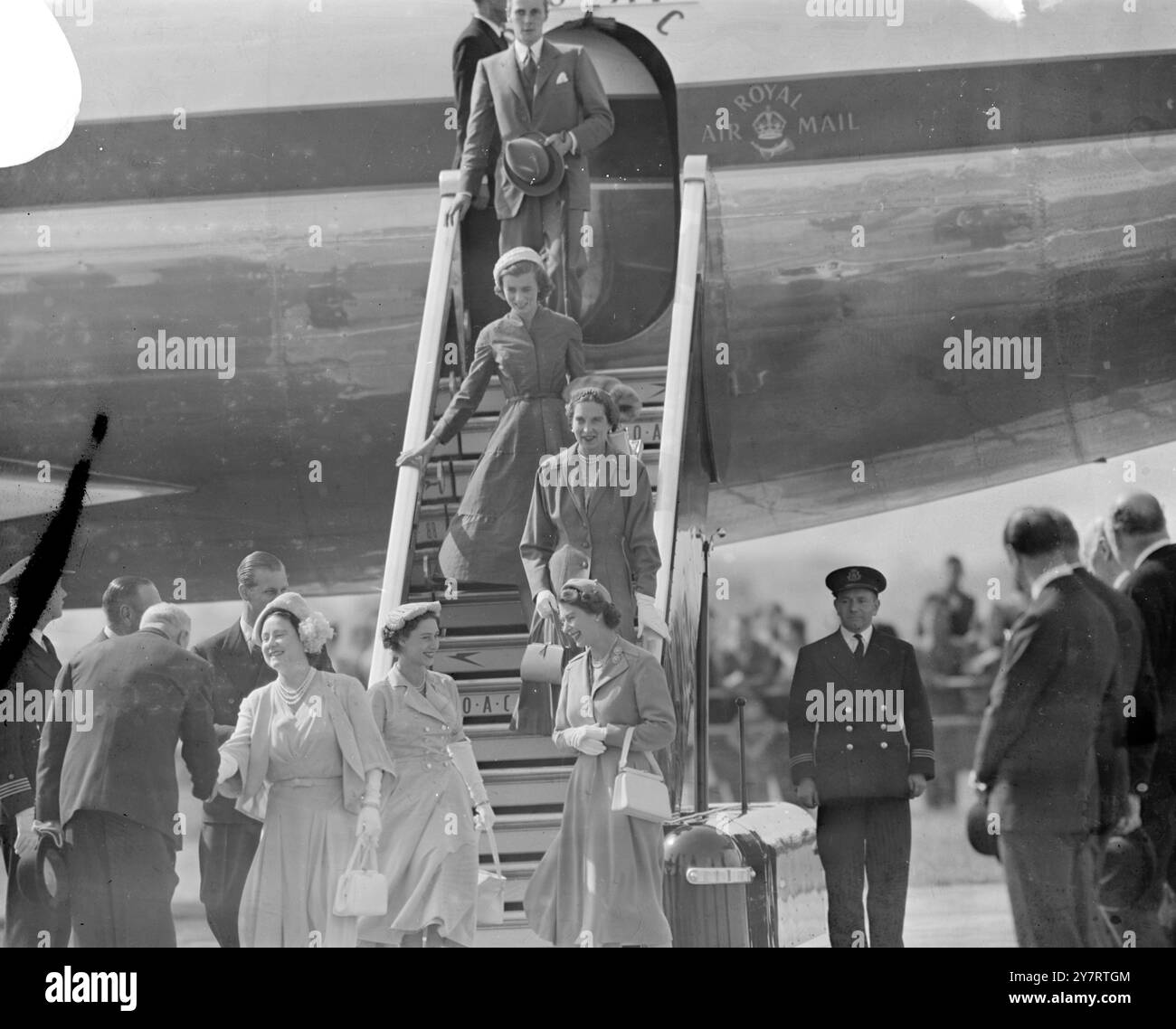 KÖNIGIN MUTTER & PRINZESSIN HAUS 17.7,53. Königin Elizabeth, die Königin Mutter und Prinzessin Margaret sind heute Morgen von ihrem Besuch in Afrika am Flughafen London angekommen. Die Prinzessin, die unter einer Erkältung litt, hustete, als sie das Flugzeug verließ. Foto zeigt Ihre Majestät die Königin (rechts) begrüßt die Königin Mutter und Prinzessin auf dem Flugplatz. 17. Juli 1953 Stockfoto