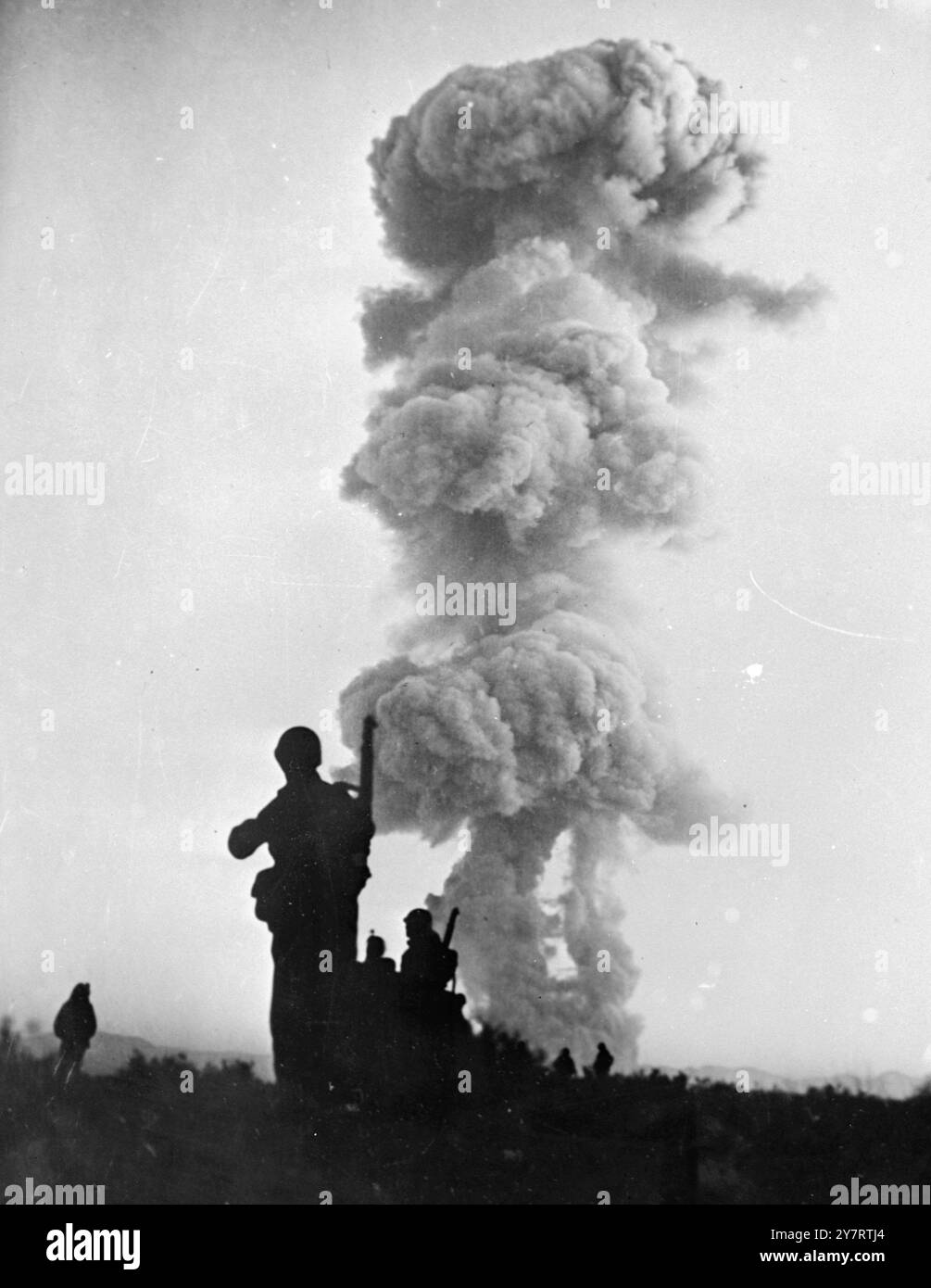 Die 19. ATOMBOMBE IST .... IN TESTSLas Vegas, Nevada, GESTARTET Die Sixth Army-Truppen des Camp Desert Rock werden während des Manövers der Armee auf dem AEC-Testgelände in Nevada in Verbindung mit dem Atomwaffentest vom 1. Juni 1952 in Angriff genommen. 2. Juni 1952 Stockfoto