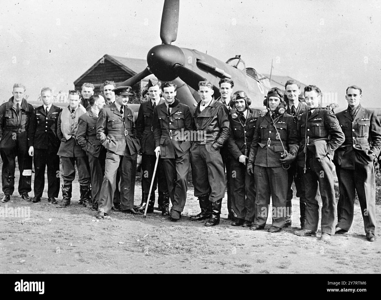 PETER TOWNSEND - AIR ACE 16.7.53Group Captain Peter Townsend, dessen Entsendung als Flugbegleiter der britischen Botschaft nach Brüssel zu Gerüchten über eine Romanze mit Prinzessin Margaret geführt hat, hat eine bemerkenswerte Kriegsbilanz. Fotoshow in der R.A.F.-Station Church Fenton im Oktober 1940, der damalige Geschwaderführer Peter Townsend, D.F.C. & Bar, mit Piloten seines Geschwaders. (Haltestab, Mitte.) 16. Juli 1953 Stockfoto