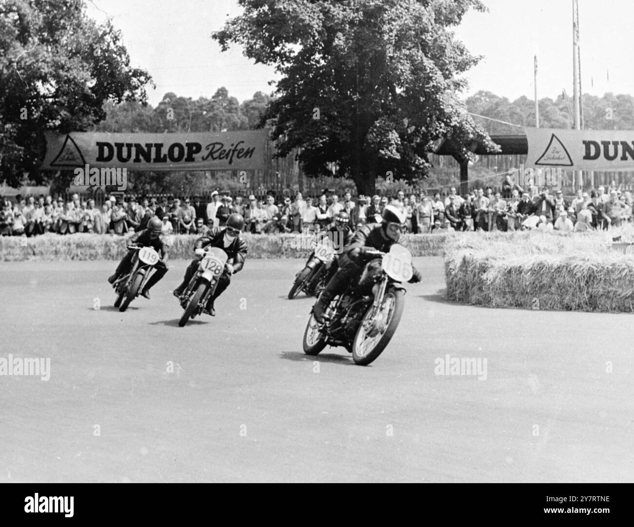 MOTORRADRENNEN IN DEUTSCHLAND 15.7.1953En internationale Feldarbeit nahm am Sonntag am Noris-Ring in Nürnberg Teil. Foto-Shows, die eine Kurve mit Geschwindigkeit nehmen, sind, von links nach rechts, 119 Wittis, Australien; 128 Montanari, Italien; 104 Wood, England; 106 Wheeler, England. 15. Juli 1953 Stockfoto