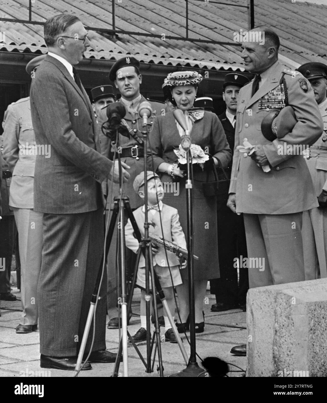 RIDGWAY VERLÄSST S.H.A.P.E. 13/07/53nach der Übergabe des Oberbefehlshabers der S.H.A.P.E. an seinen Nachfolger, General Gruenther, verließ General Ridgway Paris, um seine Position als Cheif des Stabes der US-Armee zu übernehmen. Die Franzosen gewährten für diesen Anlass volle militärische Ehren und Verteidigungsminister Rene Pleven dankte dem pensionierenden Obersten Befehlshaber im Namen seines Landes. Foto-Shows, beobachtet von Marschall Juin (äußerste Linke), der neben dem neuen Oberbefehlshaber, General Gruether steht, und M. Rene Pleven (in Zivilkleidung) dankt General Ridgway für seine Dienste. Stockfoto RIDGWAY VERLÄSST S.H.A.P.E. 13/07/53nach der Übergabe des Oberbefehlshabers der S.H.A.P.E. an seinen Nachfolger, General Gruenther, verließ General Ridgway Paris, um seine Position als Cheif des Stabes der US-Armee zu übernehmen. Die Franzosen gewährten für diesen Anlass volle militärische Ehren und Verteidigungsminister Rene Pleven dankte dem pensionierenden Obersten Befehlshaber im Namen seines Landes. Foto-Shows, beobachtet von Marschall Juin (äußerste Linke), der neben dem neuen Oberbefehlshaber, General Gruether steht, und M. Rene Pleven (in Zivilkleidung) dankt General Ridgway für seine Dienste. Stockfoto