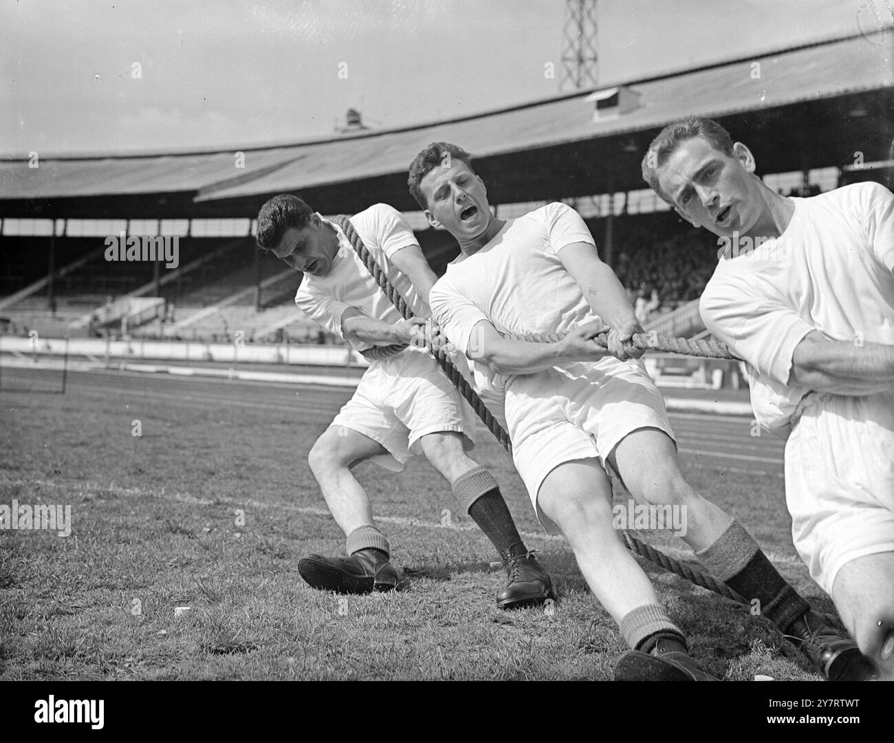 AAA-MEISTERSCHAFTEN 10.7.53 die Meisterschaft der Amateur Athletics Association 1953 wurde heute in White City eröffnet. Fotoshows : Pte A Murry und Sgt S Read vom Royal Army Ordnance Corps, Feltham, Tauziehen-of-war Team, die gegenwärtigen Champions, in Aktion während einer Hitze heute Nachmittag. 10. Juli 1953 Stockfoto