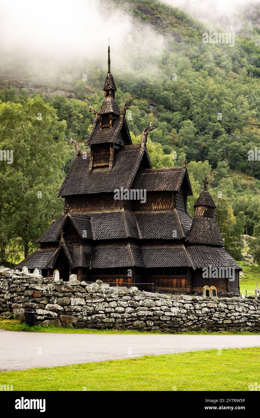 Borgund-Stabkirche (stavkyrkje) in Norwegen bei nebelbewölktem Wetter in Portraitorientierung Stockfoto