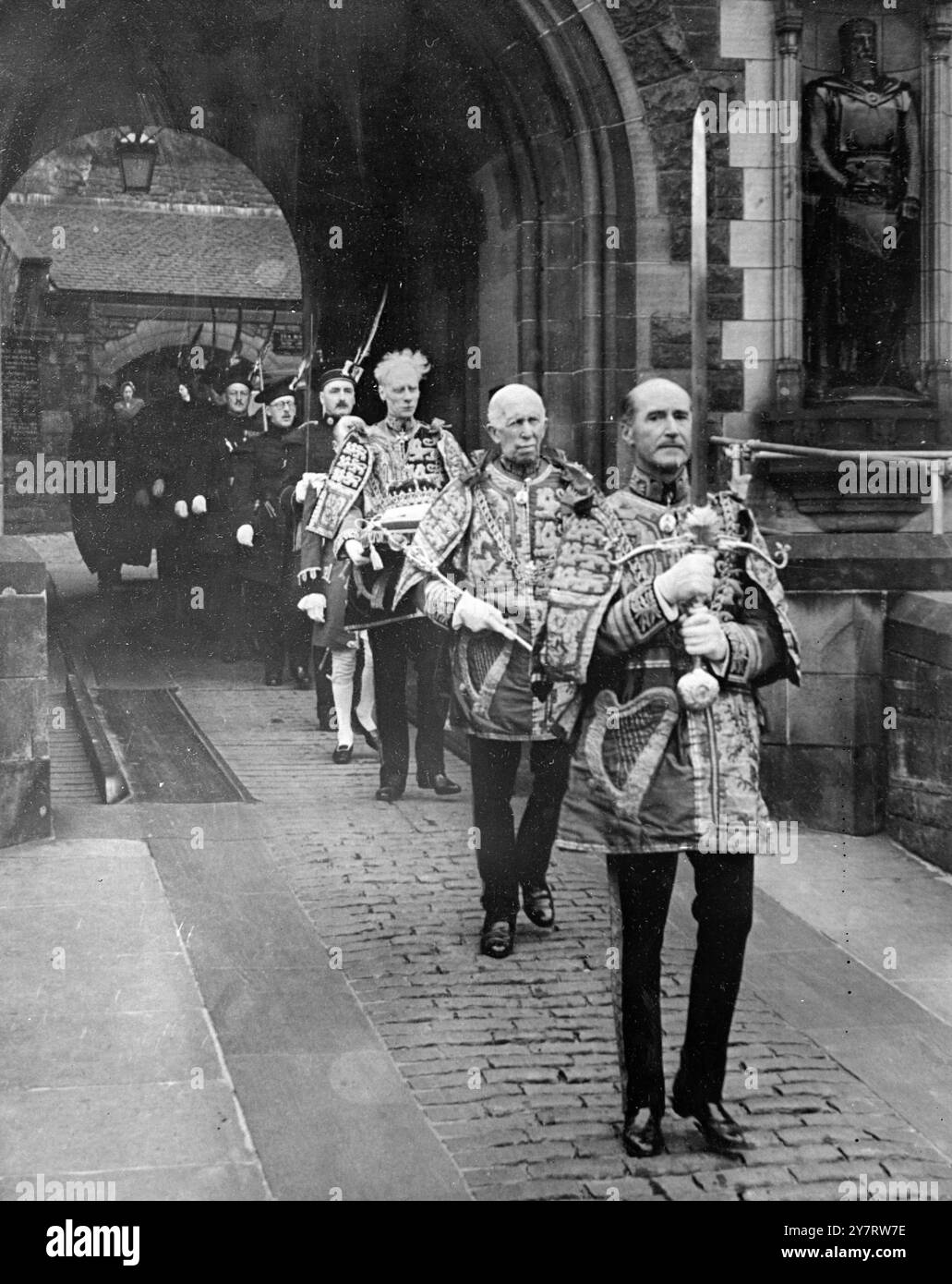DIE EHREN SCHOTTLANDS SIND BOURNE VOR DER KÖNIGIN 24.6,53. M. die Königin besuchte heute Morgen den National Service of Thanksgiving and Widmung in der St. Giles' Cathedral, Edinburgh. Die Ehren Schottlands, die Insignien des schottischen Souveräns, wurden vor ihr getragen. Die Ehre Schottlands wird von Lord Lyon King of Arms, Sir Thomas Innes of Learney, K.C.V.O., und Heralds über die Zugbrücke von Edinburgh Castle getragen. 24. Juni 1953 Stockfoto
