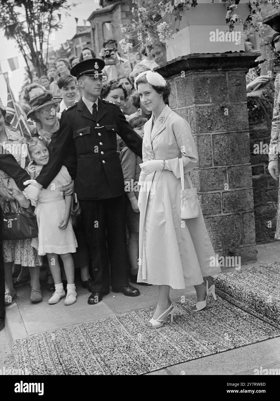 DIE PRINZESSIN BEIM WETTBEWERB 6,53 UHR. Prinzessin Margaret flog gestern nach Bridport, Devon, um an der Eröffnungsaufführung eines Festwettbewerbs teilzunehmen, der den 700. Jahrestag der Verleihung der Königlichen Charta der Stadt feierte. Das Foto zeigt Prinzessin Margaret, die heute die Bridport Gymnasium verlässt, während ihres Besuchs in Bridport. 24. Juni 1953 Stockfoto