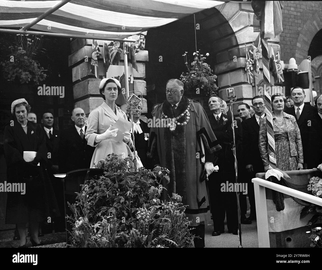 DIE PRINZESSIN BEIM WETTBEWERB 6,53 UHR. Prinzessin Margaret flog gestern nach Bridport, Devon, um an der Eröffnungsaufführung eines Festwettbewerbs teilzunehmen, der den 700. Jahrestag der Verleihung der Königlichen Charta der Stadt feierte. Das Foto zeigt Prinzessin Margaret, die am 24. Juni 1953 vom Bürgermeister von Bridport, Alderman H. R. C. Palmer, die Charta im Rathaus erhielt Stockfoto