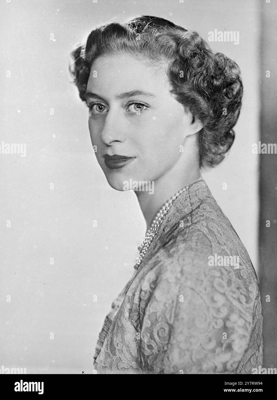 KÖNIGLICHES KOMMANDOPORTRÄT VON DOROTHY WILDING VON H.R.H. PRINZESSIN MARGARET 24.6,53. Ihre Königliche Hoheit begleitet Königin Elizabeth die Königin Mutter auf ihrer Reise nach Südrhodesien zur feierlichen Eröffnung der Cecil Rhodes Centenary Exhibition in Bulawayo. Die königliche Partei wird das Vereinigte Königreich am 30. Juni verlassen; die Eröffnung findet am 3. Juli statt. In dieser Porträtstudie trägt Prinzessin Margaret ein französisches graues Kleid aus feiner Spitze und einen Ballerina-langen Rock. 24. Juni 1953 Stockfoto