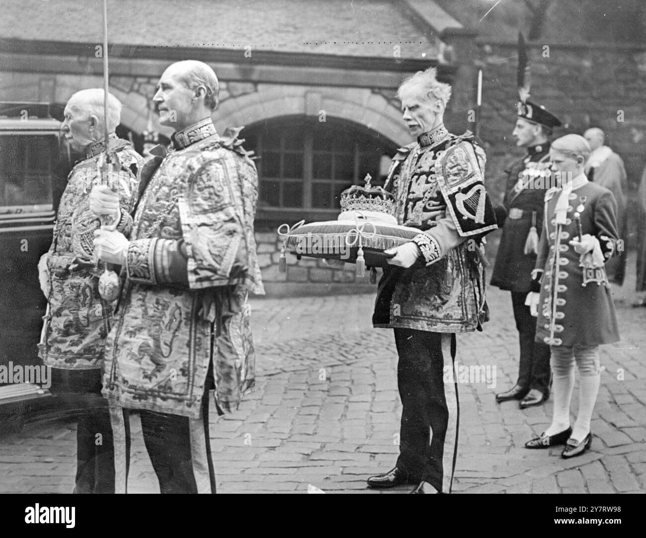 DIE EHREN SCHOTTLANDS SIND BOURNE VOR DER KÖNIGIN 24.6,53. M. die Königin besuchte heute Morgen den National Service of Thanksgiving and Widmung in der St. Giles' Cathedral, Edinburgh. Die Ehren Schottlands, die Insignien des schottischen Souveräns, wurden vor ihr getragen. Das Foto zeigt die Ehre Schottlands, die Krone, das Zeptre und das Schwert des Staates, werden von Lord Lyon King of Arms, Sir Thomas Innes of Learney, K.C.V.O., und Heralds getragen. 24. Juni 1953 Stockfoto