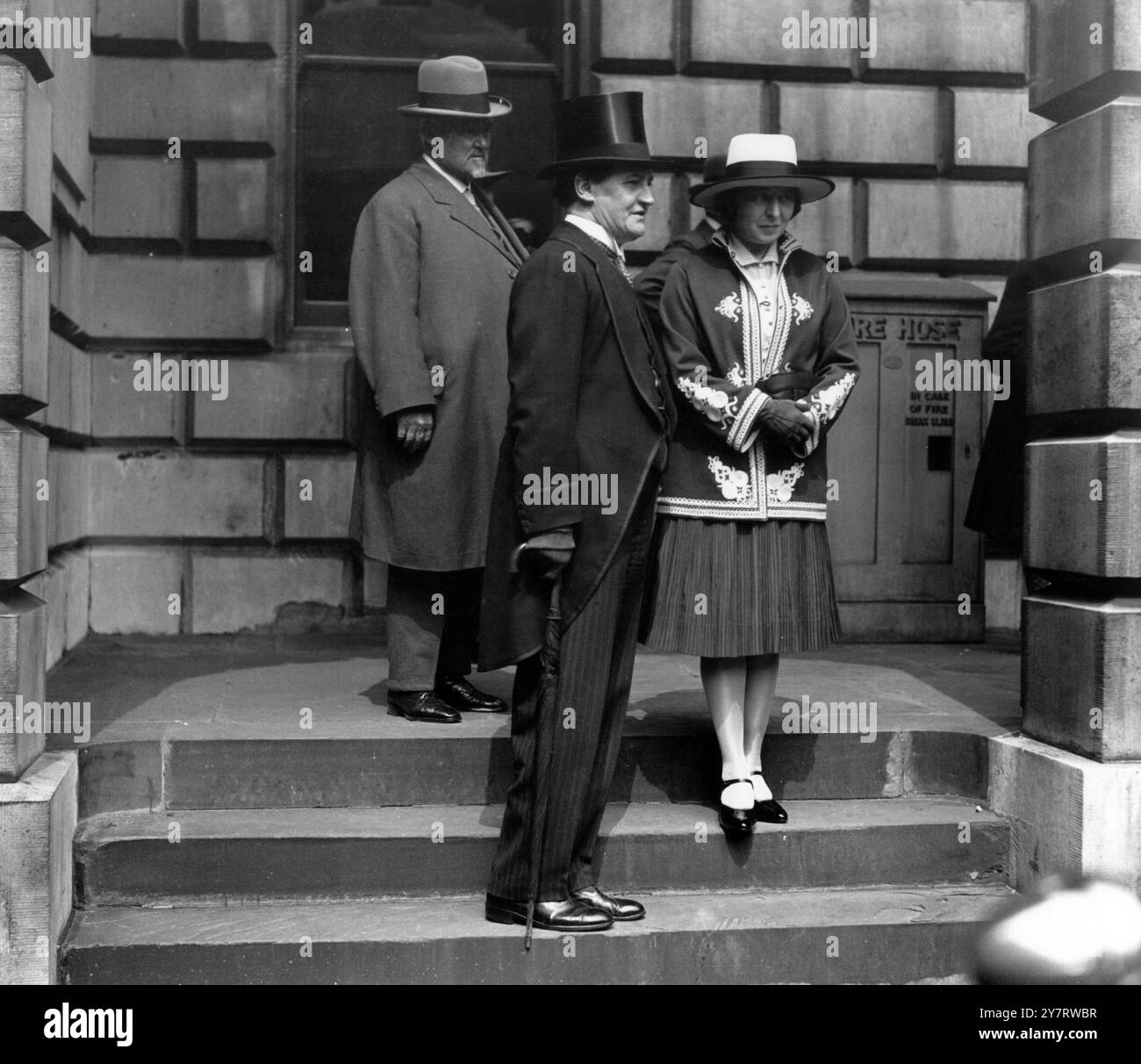 Privater Blick auf die Royal Academy. Mr. Henry Ainley und Dame Laura Knight, London, England. 1930er Jahre Stockfoto