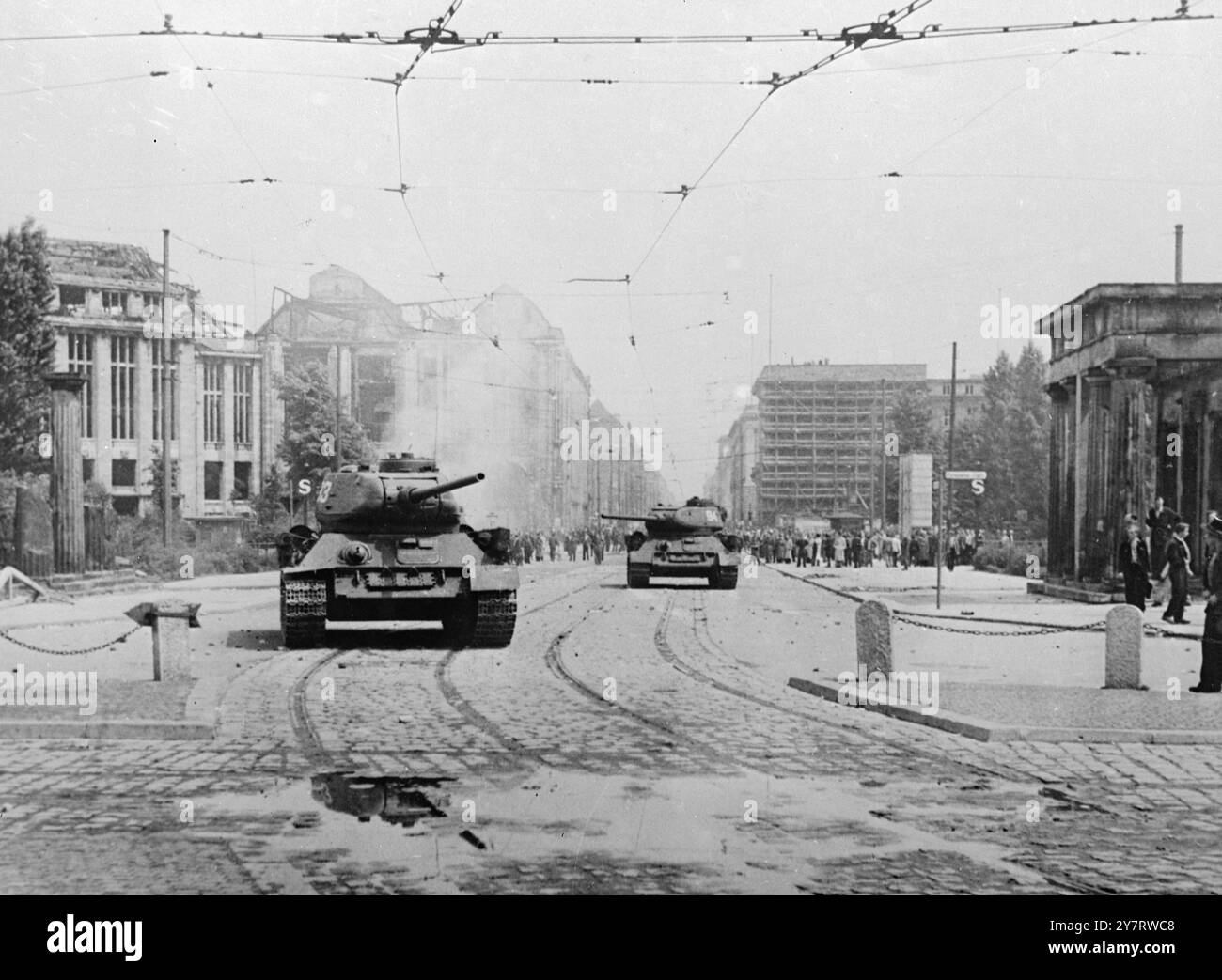 RUSSEN ERKLÄREN KRIEGSRECHT ALS OSTBERLINER-AUFSTAND 17.6.53 das Kriegsrecht wurde gestern in Ost-Berlin nach weit verbreiteten Ausschreitungen gegen die sowjetische Regierung ausgerufen. Foto zeigt russische Panzer ziehen durch die Straßen der Ostzone Berlins, mit ihren nach rechts und links ausgebildeten Waffen, um die aufständischen Deutschen zu unterdrücken und die Regierungsgebäude zu schützen. Foto im Potsdammer Plaz. 17. Juni 1953 Stockfoto