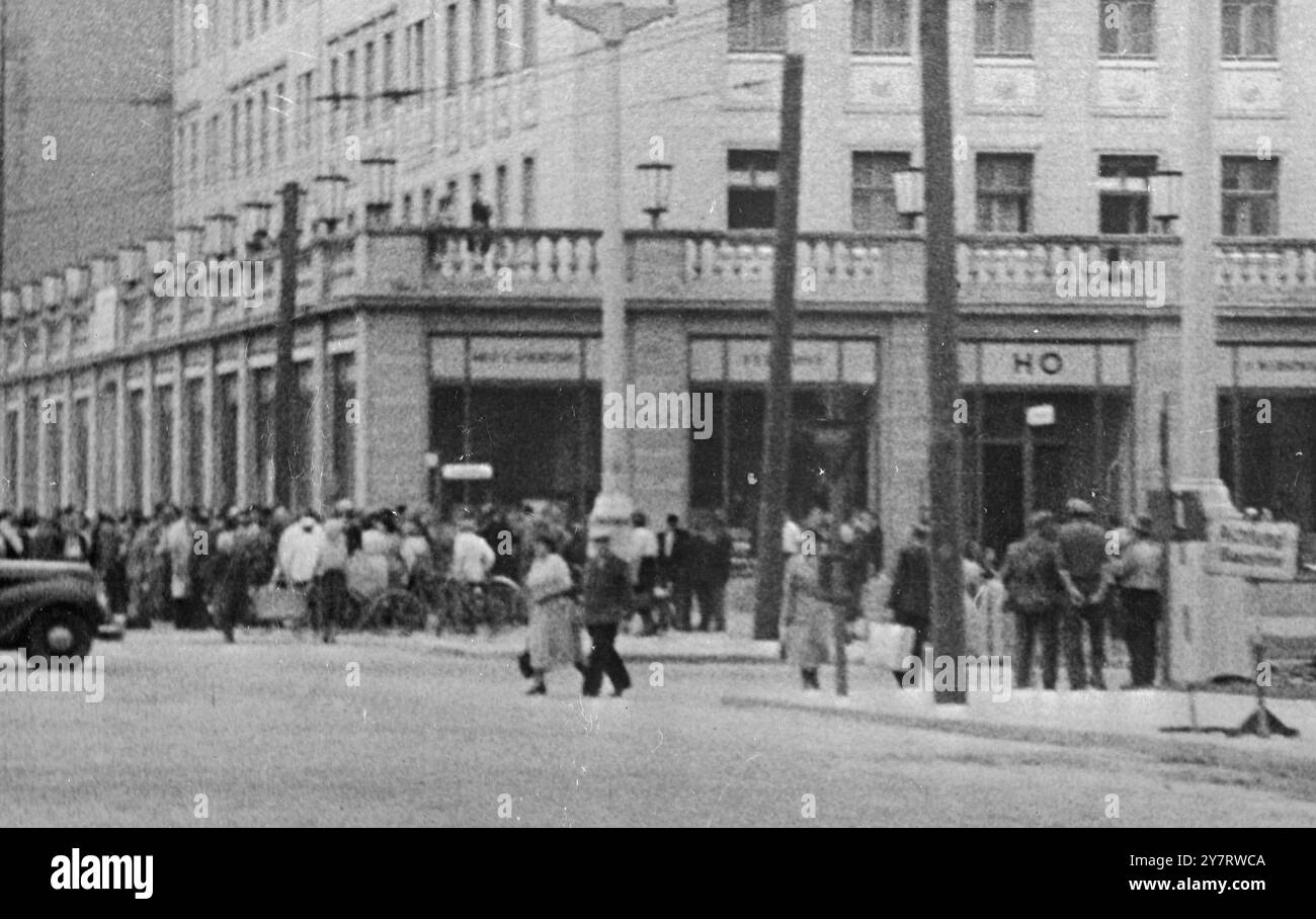 UNRUHEN IN OST-BERLIN 17.6,53. Die Deutschen in Ost-Berlin begannen gestern Streiks und Demonstrationen gegen die sowjetischen Behörden. Tausende von Arbeitern marschieren durch die Straßen und schreien Parolen, während die Polizei zumeist zugesehen hat. Es kam zu Auseinandersetzungen mit Mitgliedern der Kommunistischen Partei. Das Foto zeigt Deutsche, die vor einem von Russland kontrollierten Bürogebäude in der Stalin Allee demonstrieren. 17. Juni 1953 Stockfoto