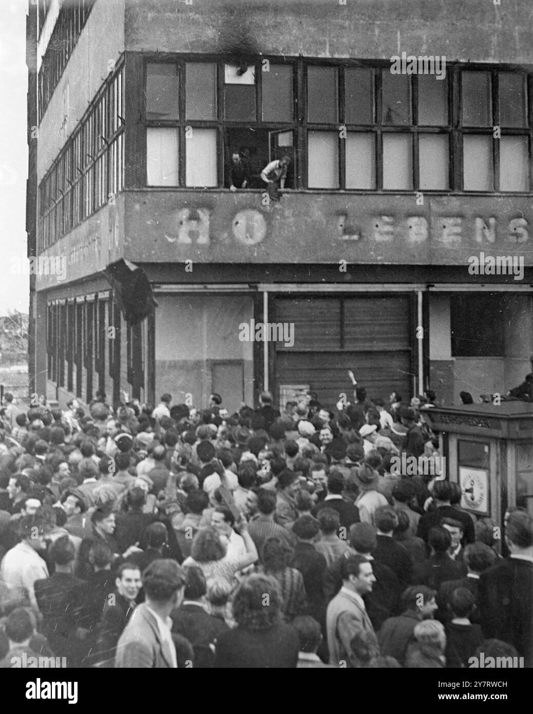 KRIEGSRECHT IN OST-BERLIN 17.6.53 Kriegsrecht wurde gestern in Ost-Berlin nach weit verbreiteten Ausschreitungen gegen die sowjetische Regierung ausgerufen. Foto zeigt, wie die ostdeutsche Polizei heute Nachmittag ihre Uniformen aus dem Fenster eines staatlichen Kaufhauses in der Ost-Berliner Zone wirft. Die Russen erklärten heute Nachmittag das Kriegsrecht, nachdem 100.000 Deutsche die rote Flagge abrissen und "Wir wollen frei sein" riefen. Die Polizei wurde im Laden angegriffen und warf ihre Uniformen als Zeichen der Kapitulation heraus. 17. Juni 1953 Stockfoto